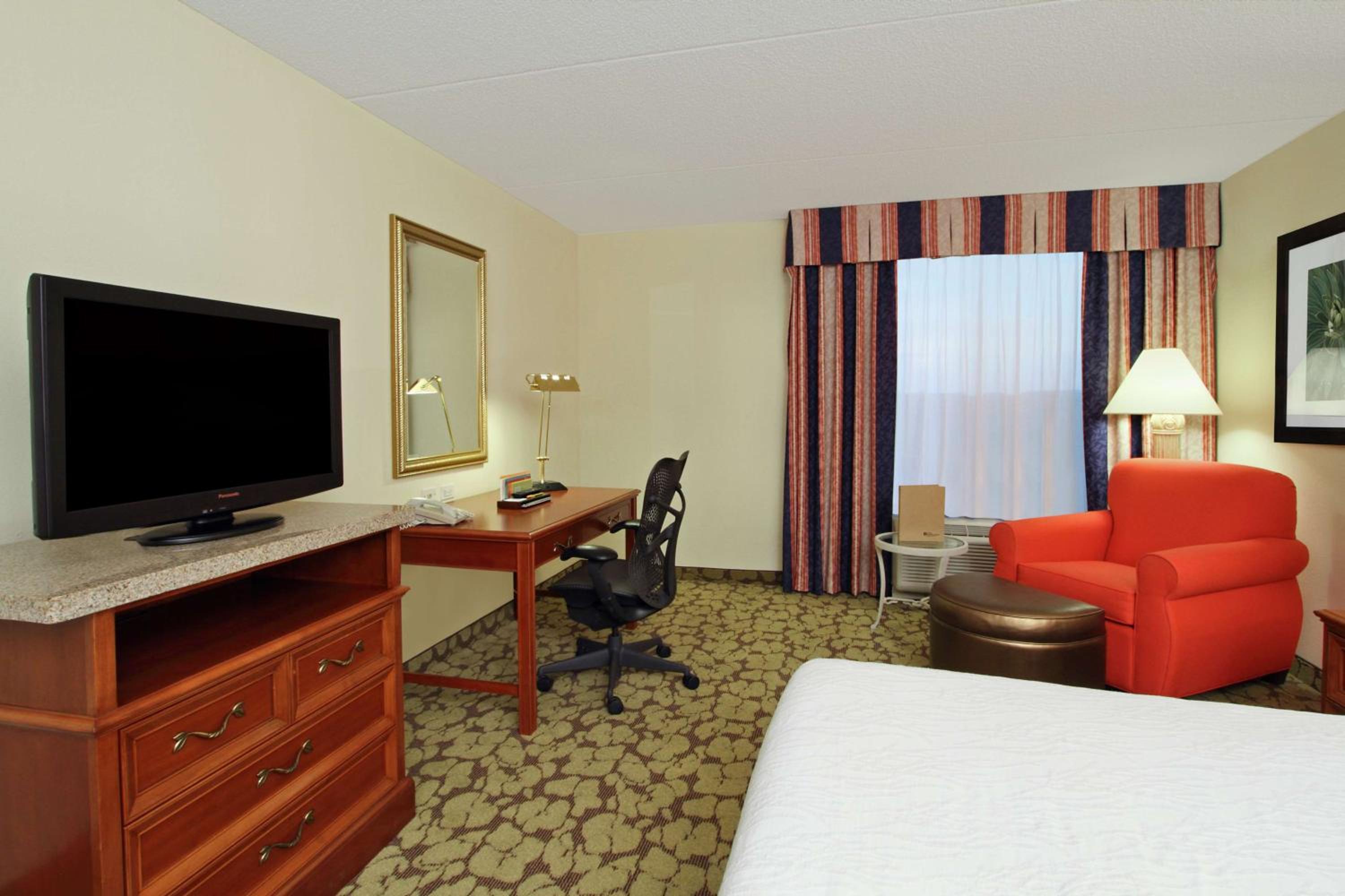 King Room - Non-Smoking - Photo 2