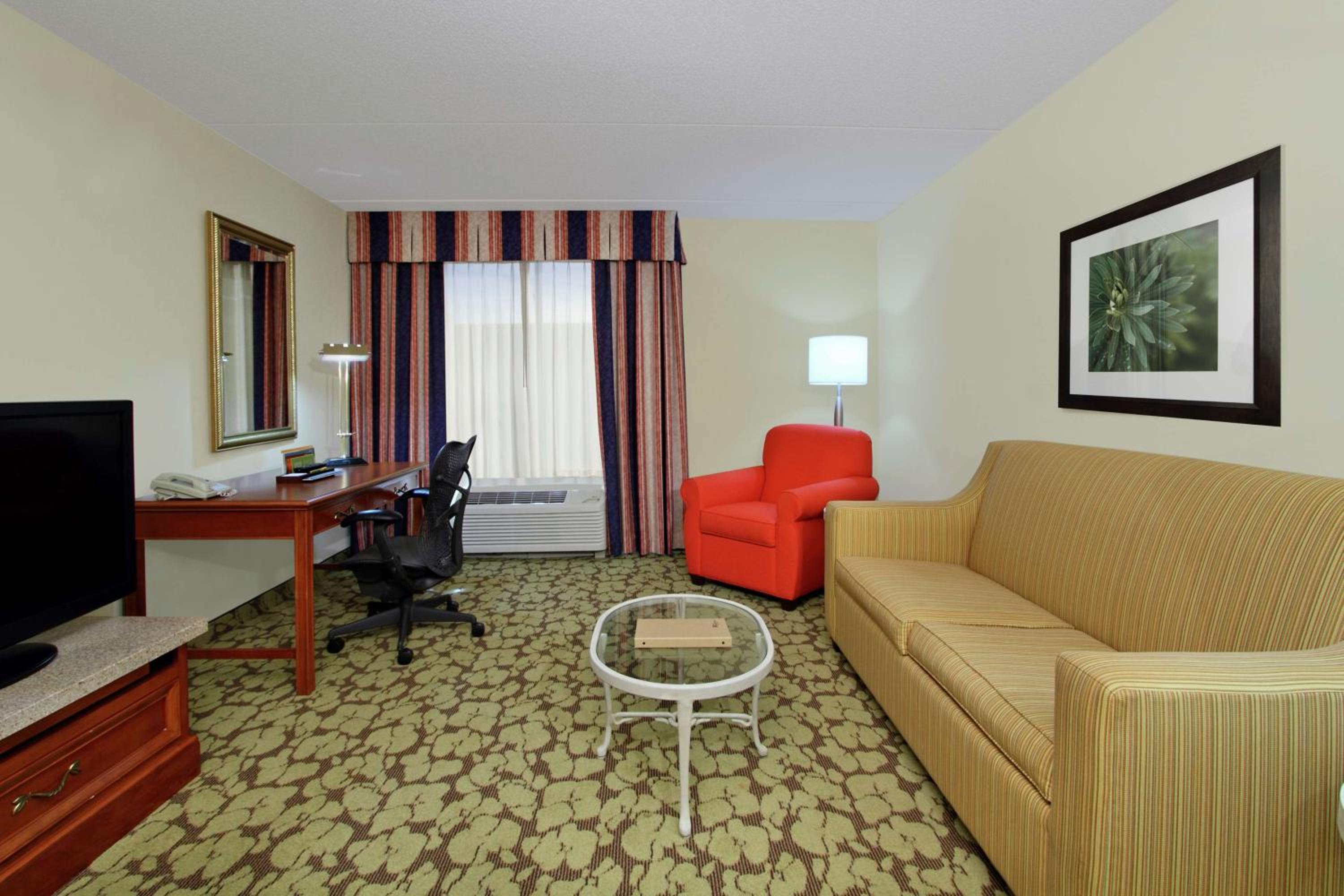 One-Bedroom King Suite with Roll-in Shower - Mobility Accessible - Photo 1