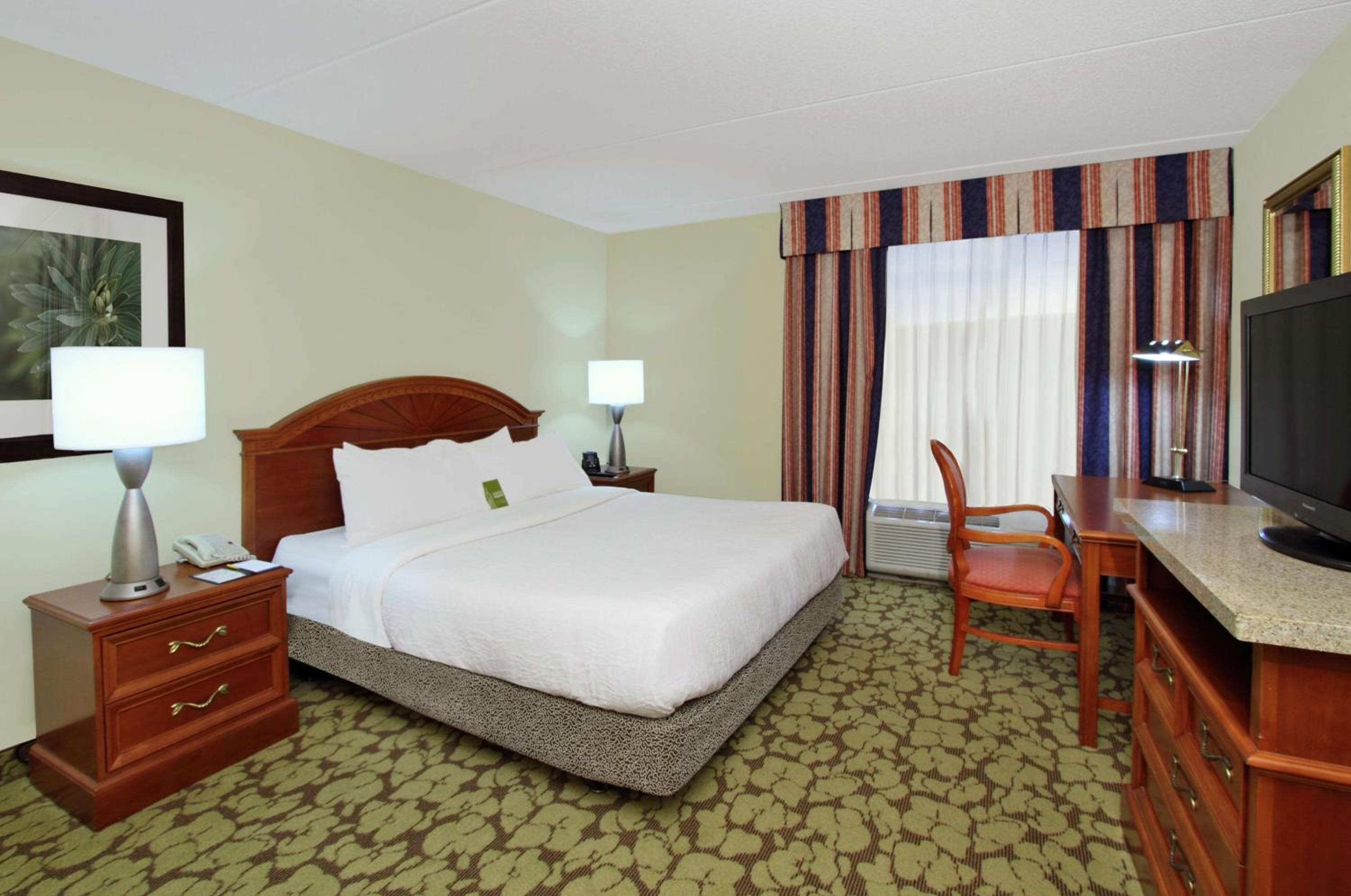 One-Bedroom King Suite with Roll-in Shower - Mobility Accessible - Photo 2