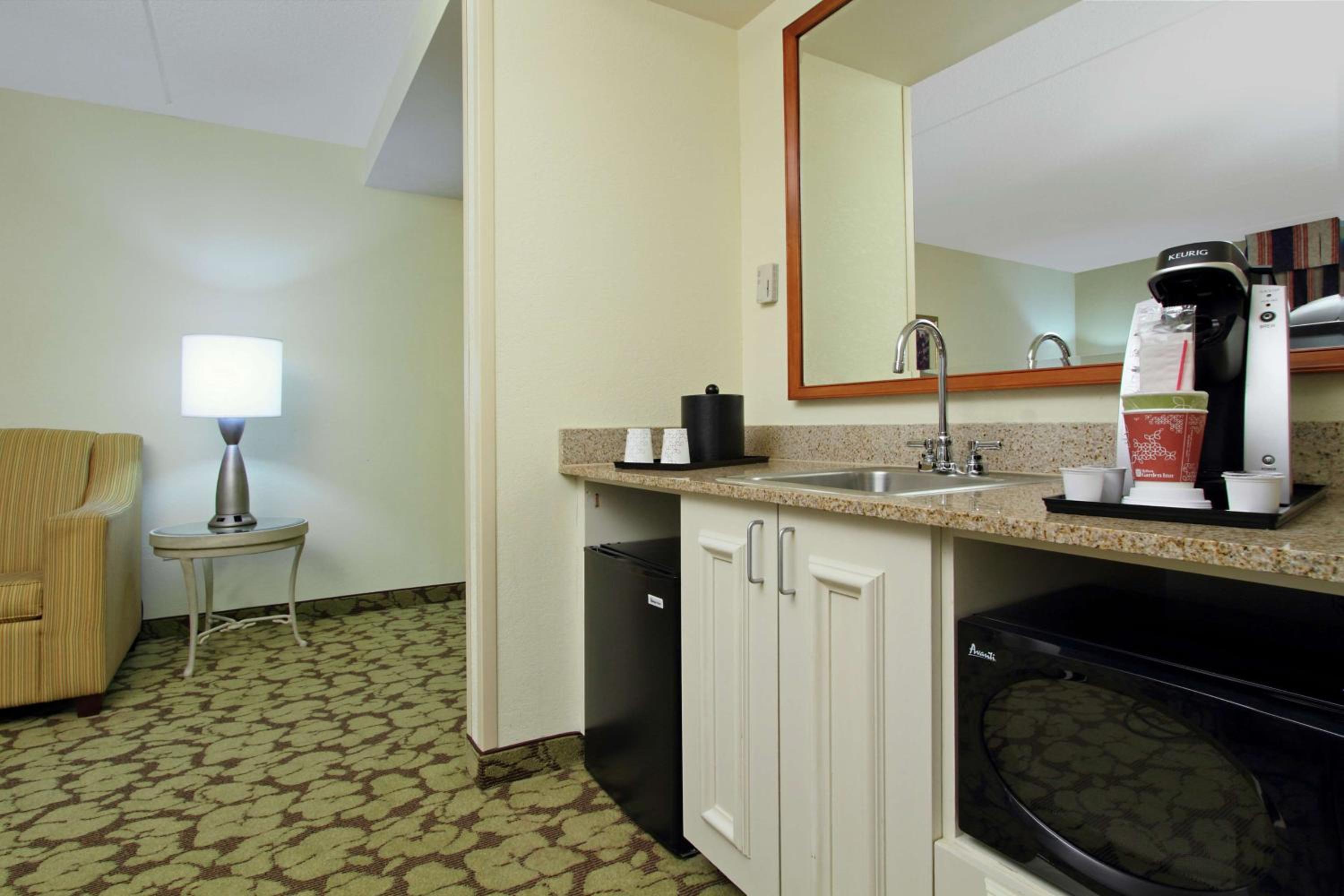 One-Bedroom King Suite with Roll-in Shower - Mobility Accessible - Photo 3