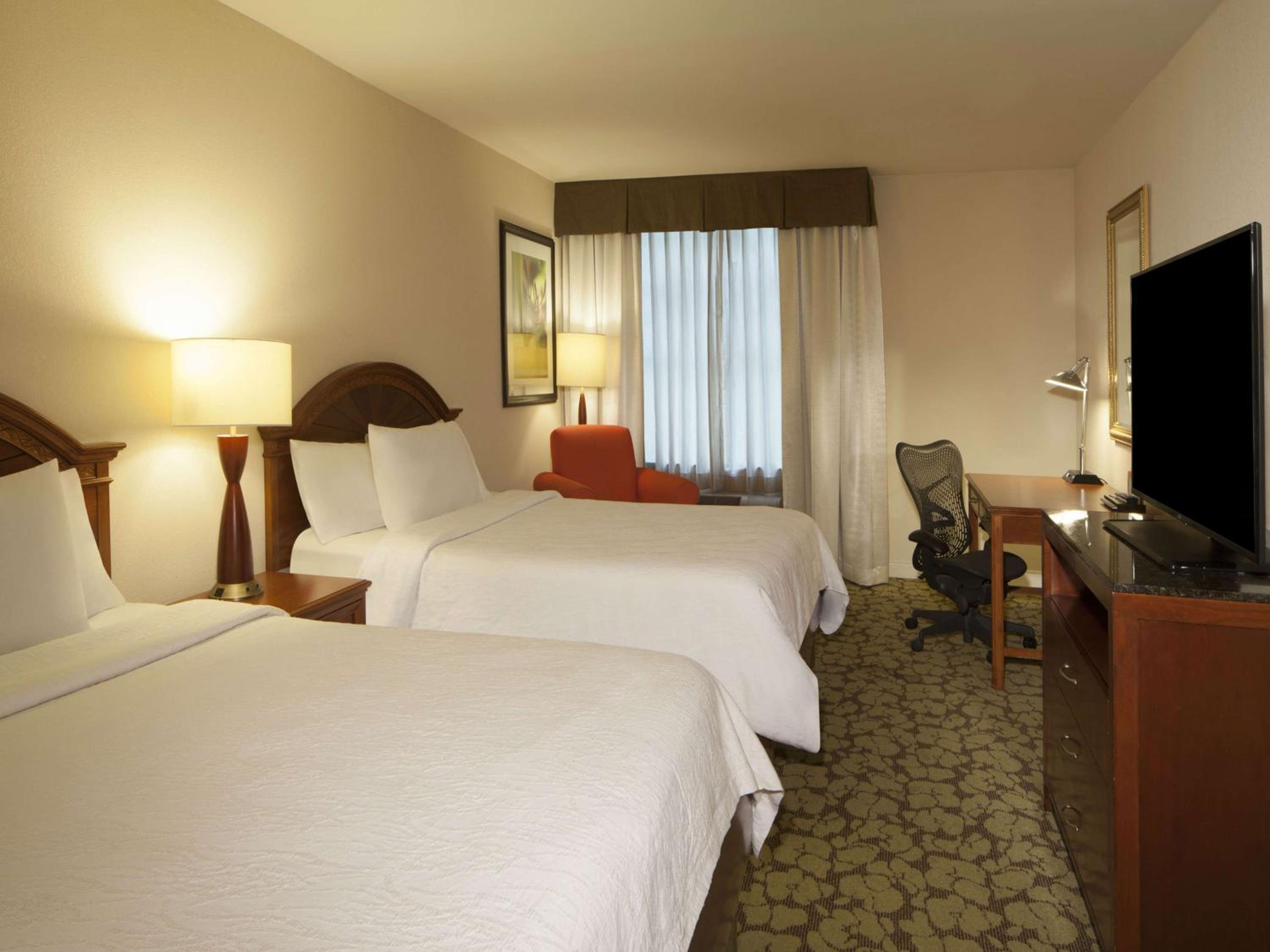 Queen Room with Two Queen Beds - Photo 4