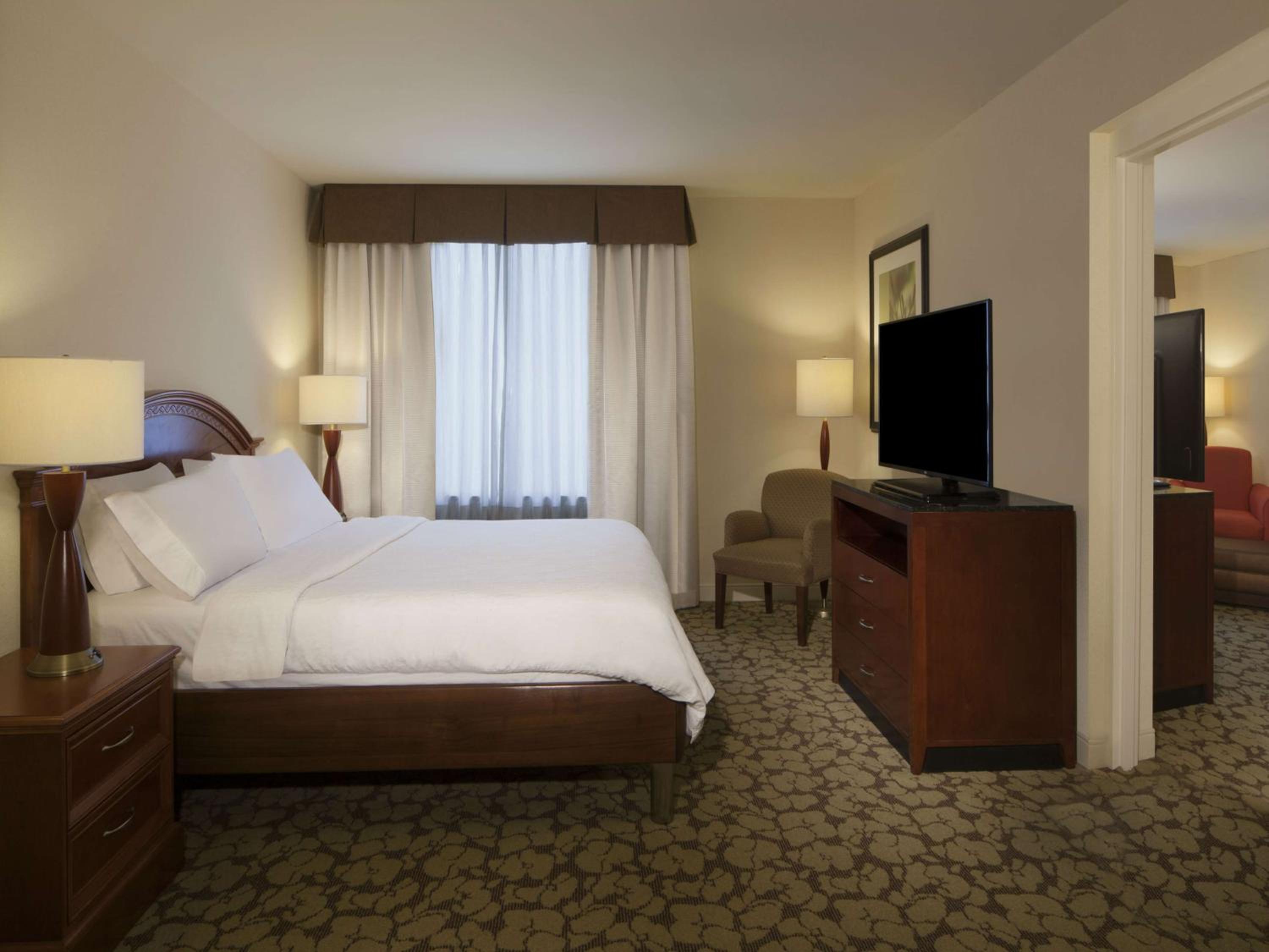 One-Bedroom King Suite with Sofa Bed photo 3