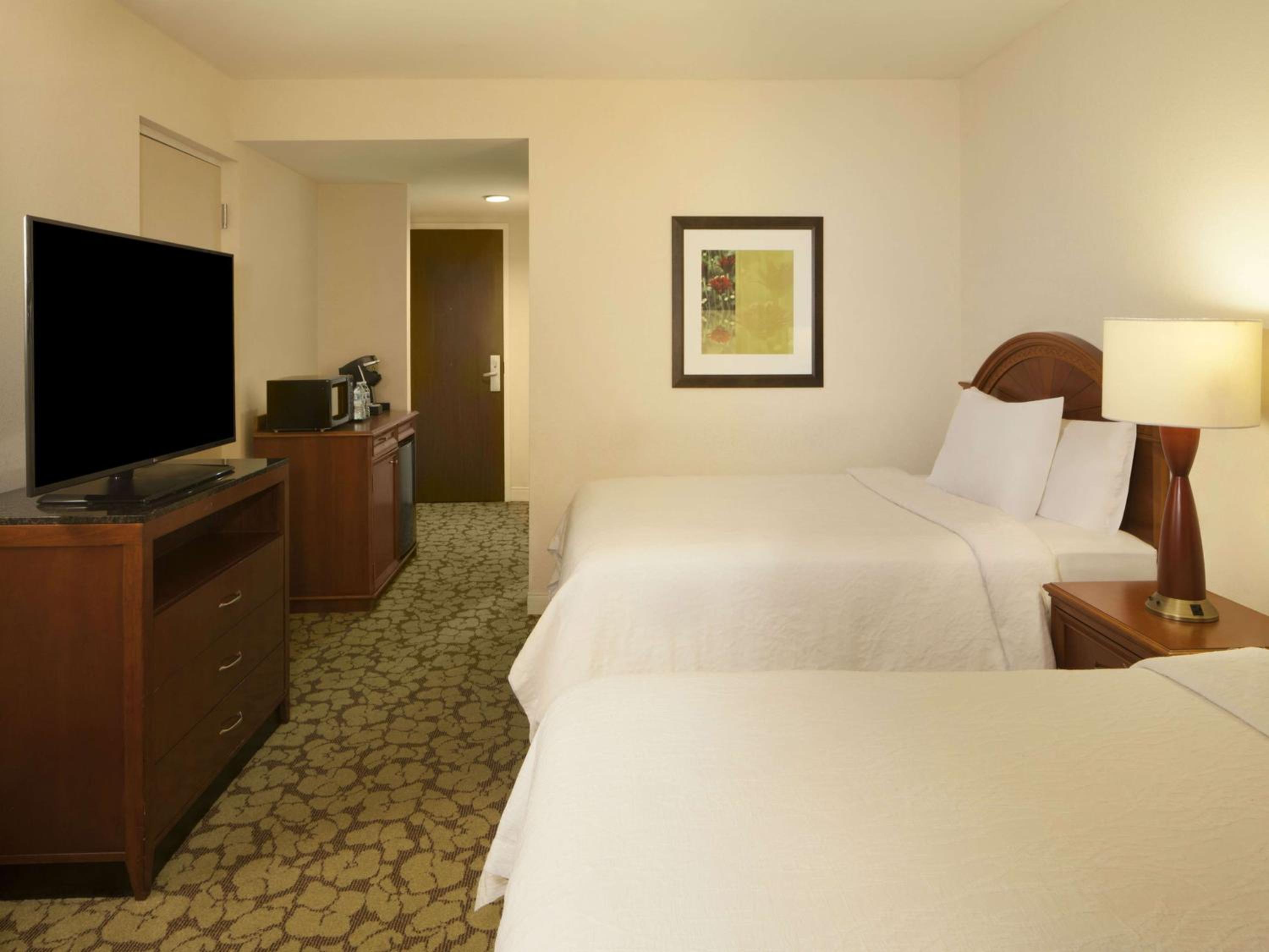 Queen Room with Two Queen Beds - Photo 2