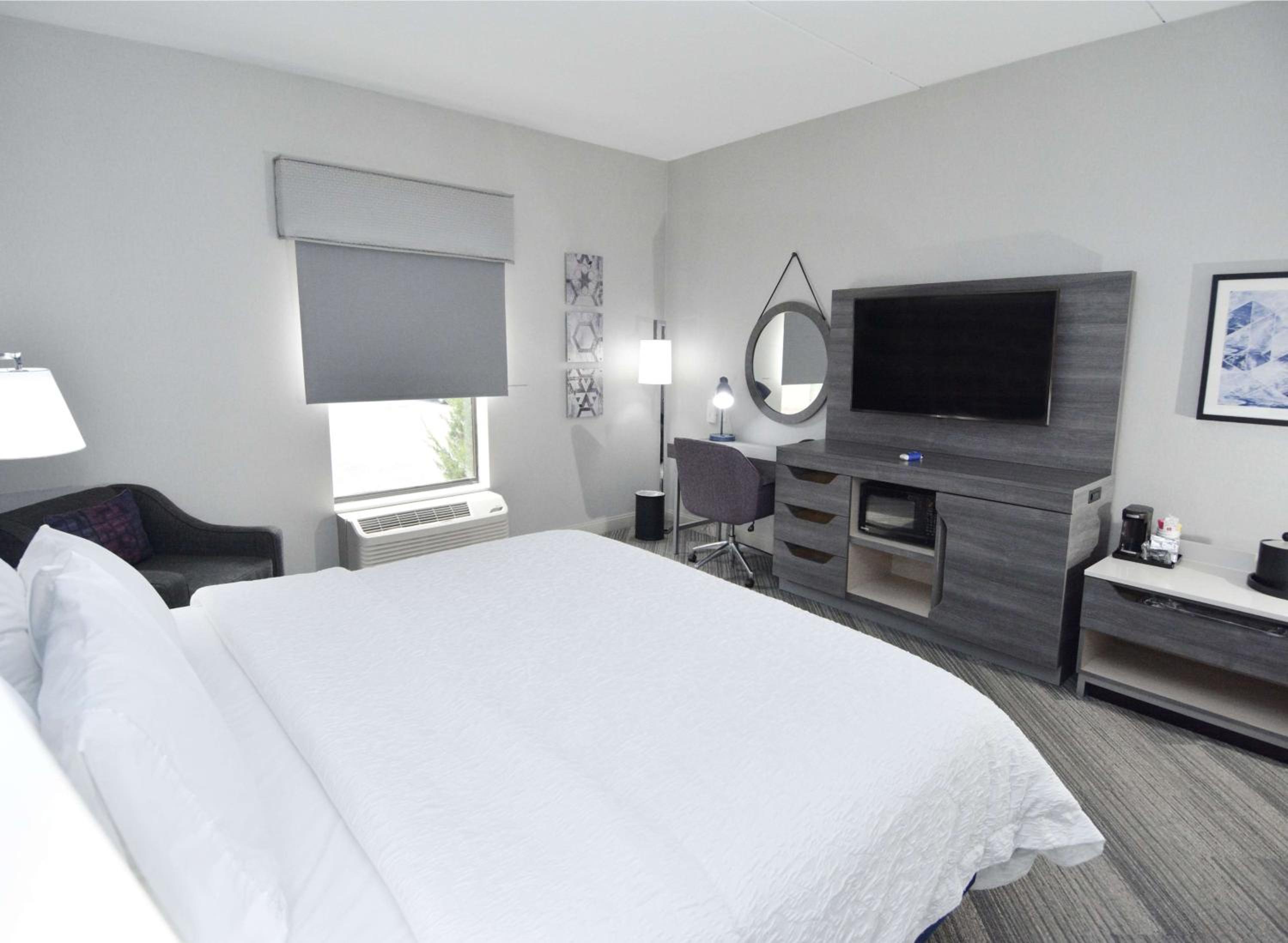 King Room with Accessible Tub - Mobility and Hearing Access/Non-Smoking photo 3