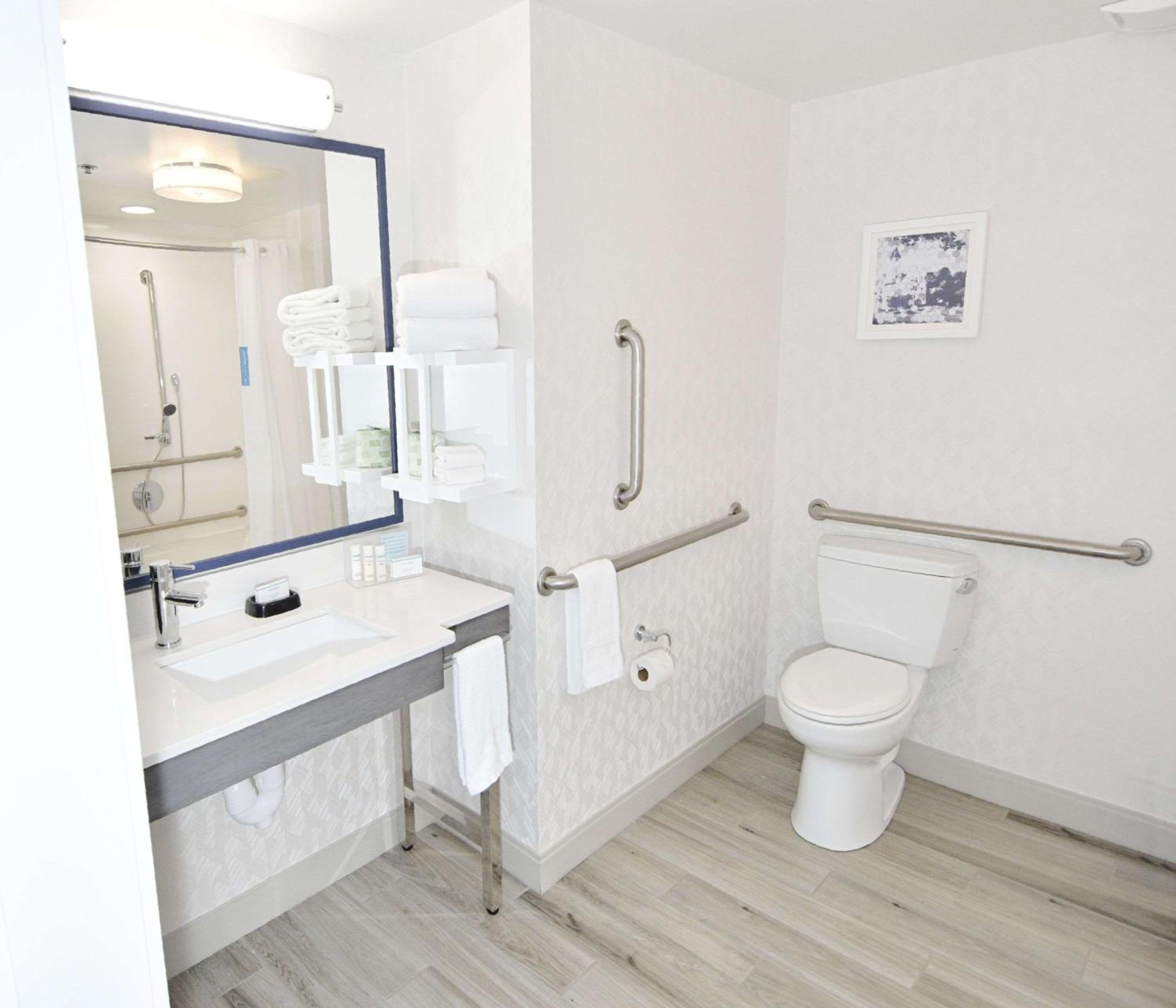 King Room with Accessible Tub - Mobility and Hearing Access/Non-Smoking photo 2