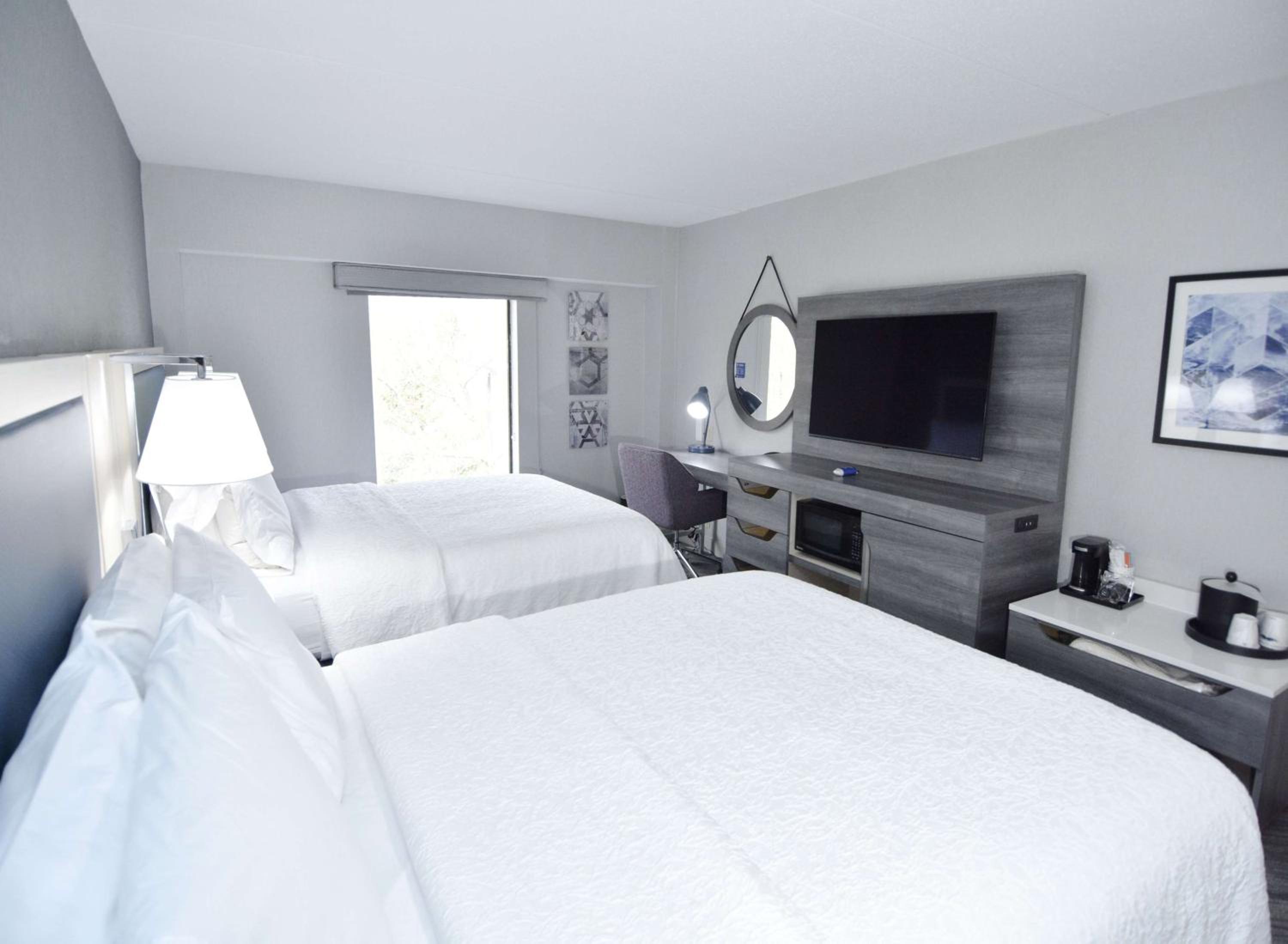 Room with Two Queen Beds - Non-Smoking photo 2