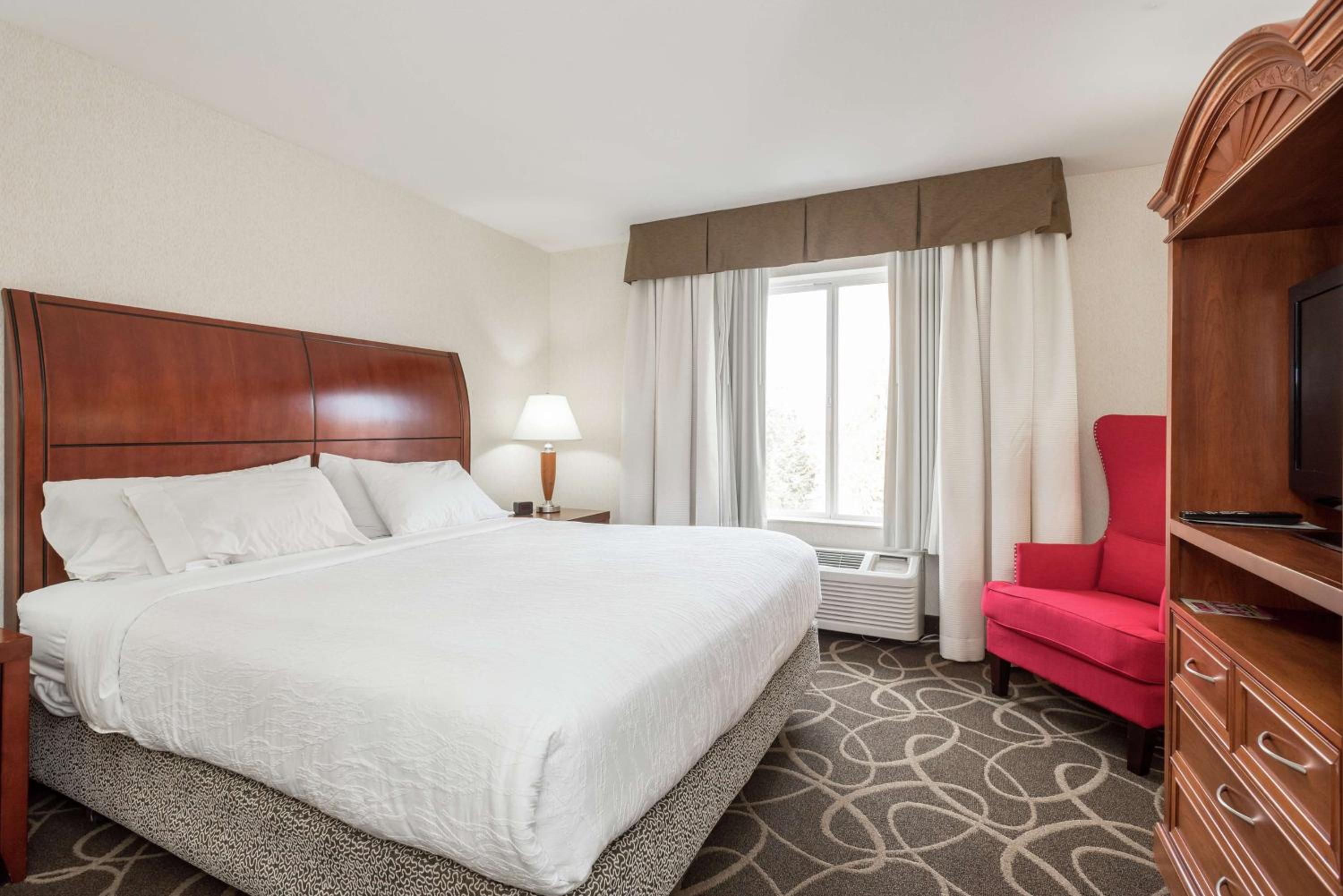 One-Bedroom King Suite with Sofa Bed - Photo 4