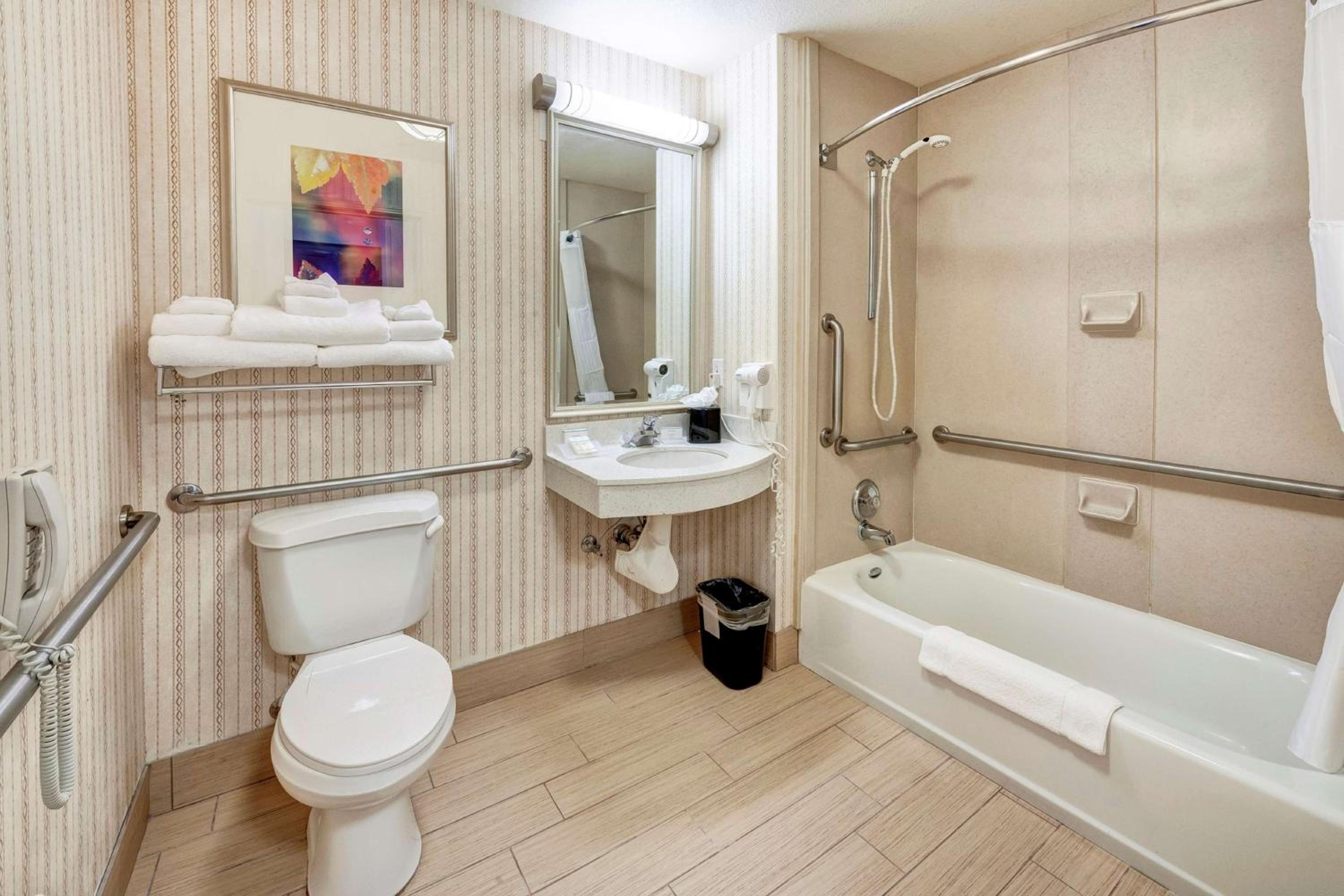 King Room with Tub - Mobility and Hearing Access - Photo 2