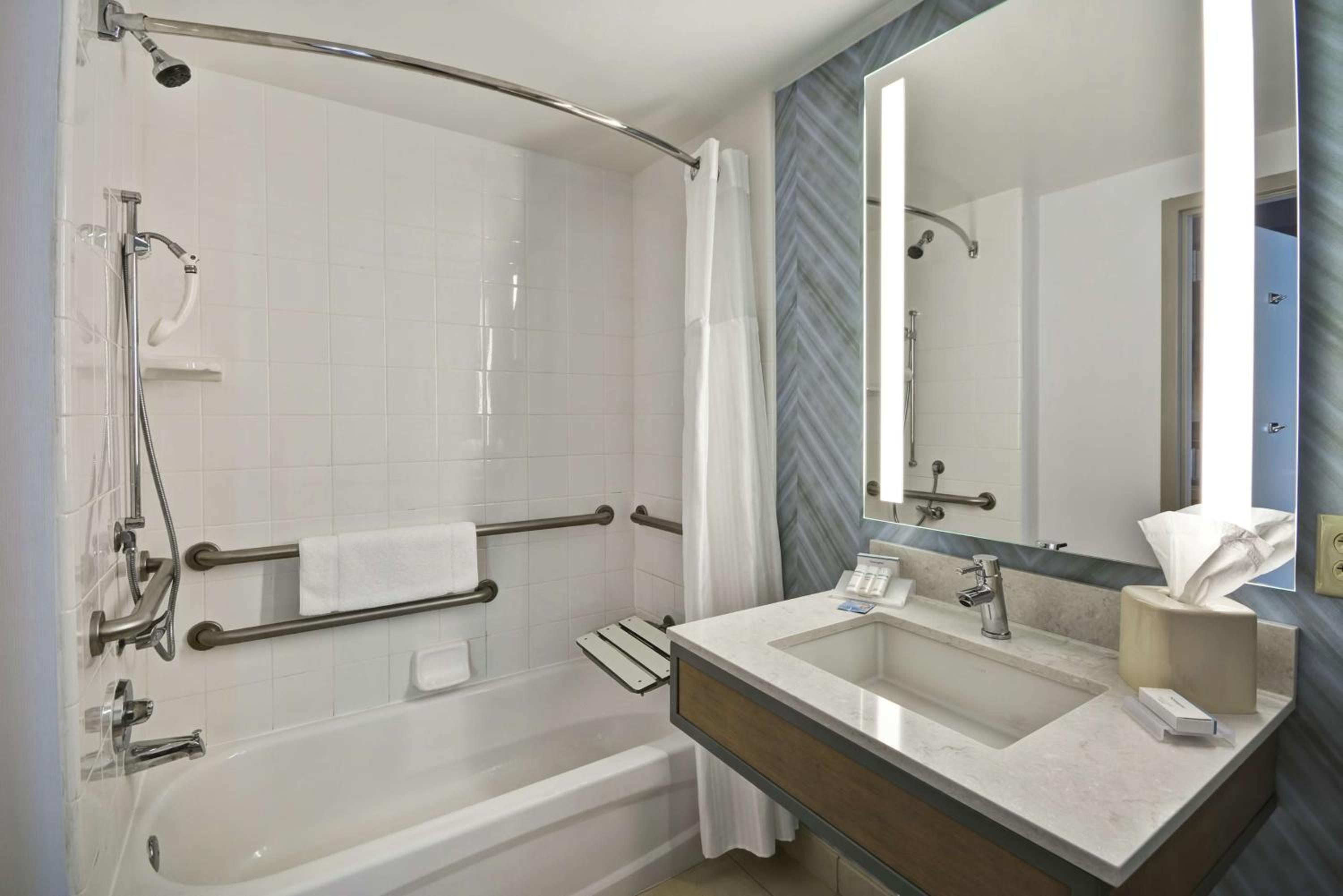 King Room with Tub - Mobility and Hearing Access - Photo 6