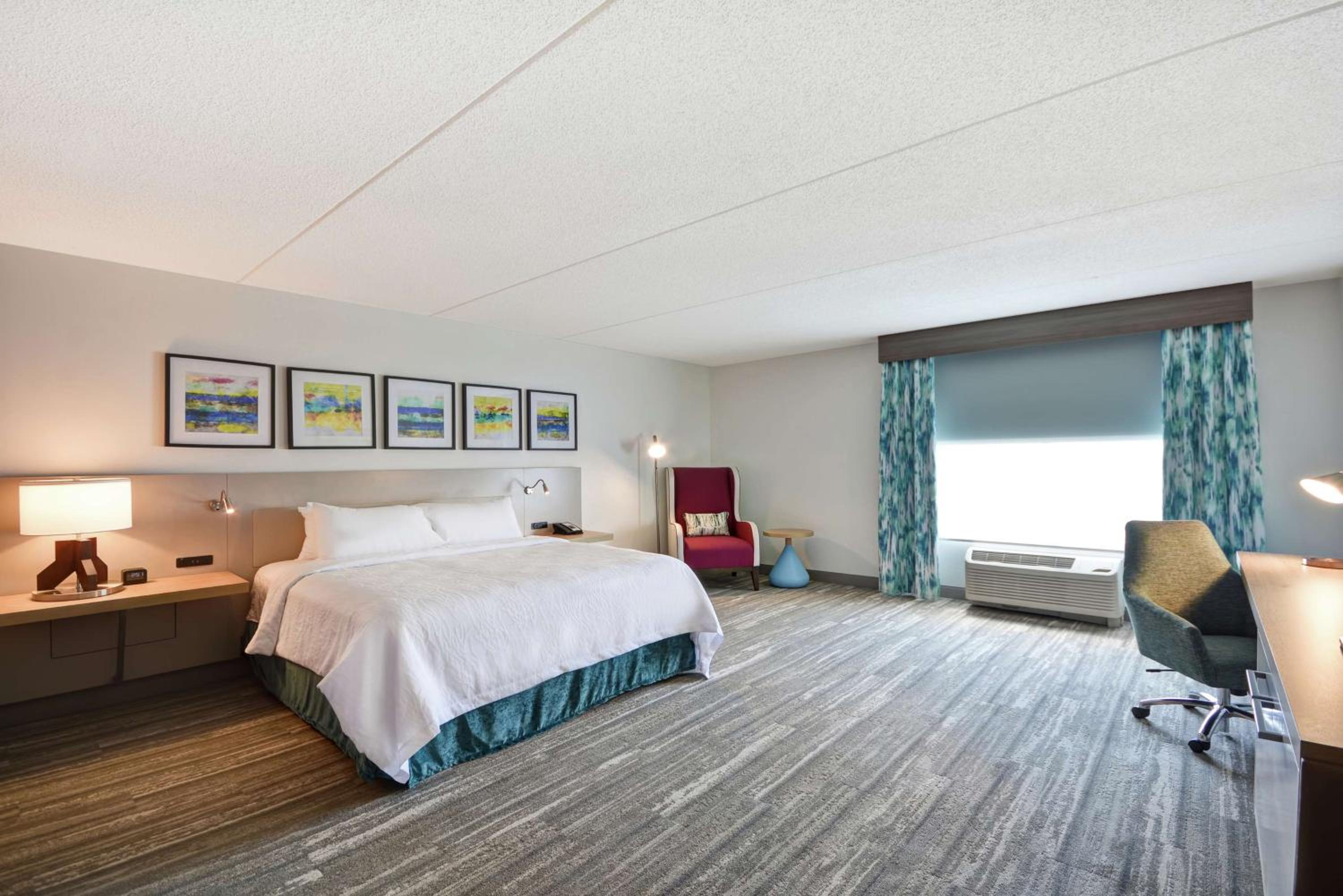 King Room with Tub - Mobility and Hearing Access - Photo 2