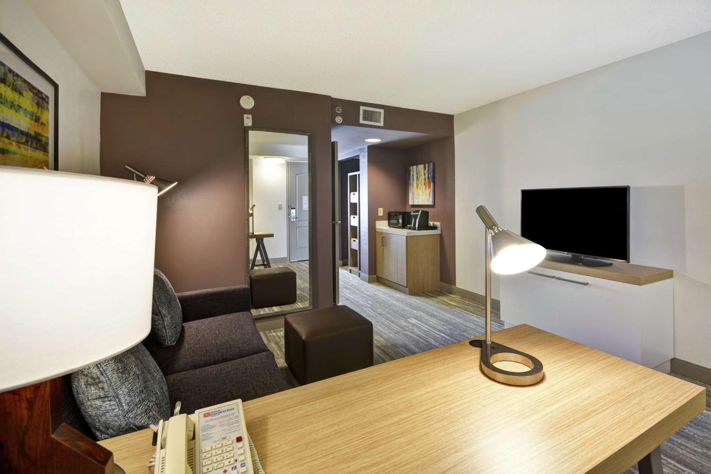 Junior King Suite with Seating Area - Photo 2