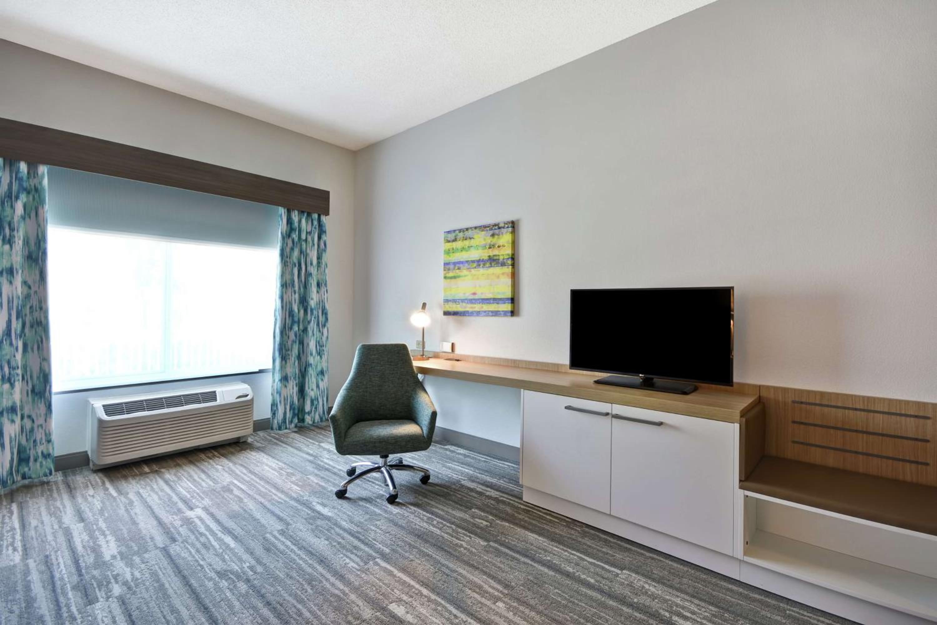 King Room with Tub - Mobility and Hearing Access - Photo 3