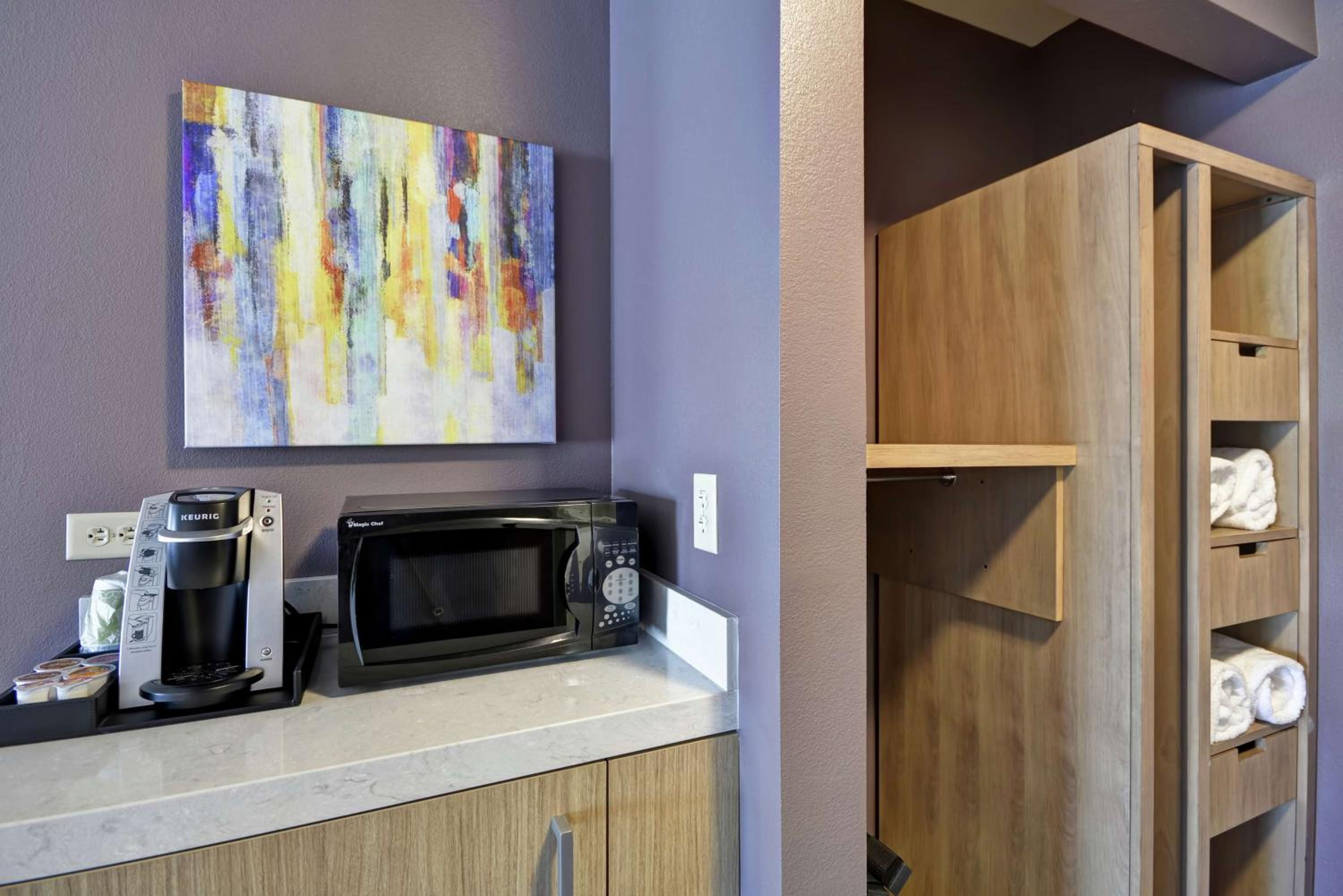 King Room with Tub - Mobility and Hearing Access - Photo 4