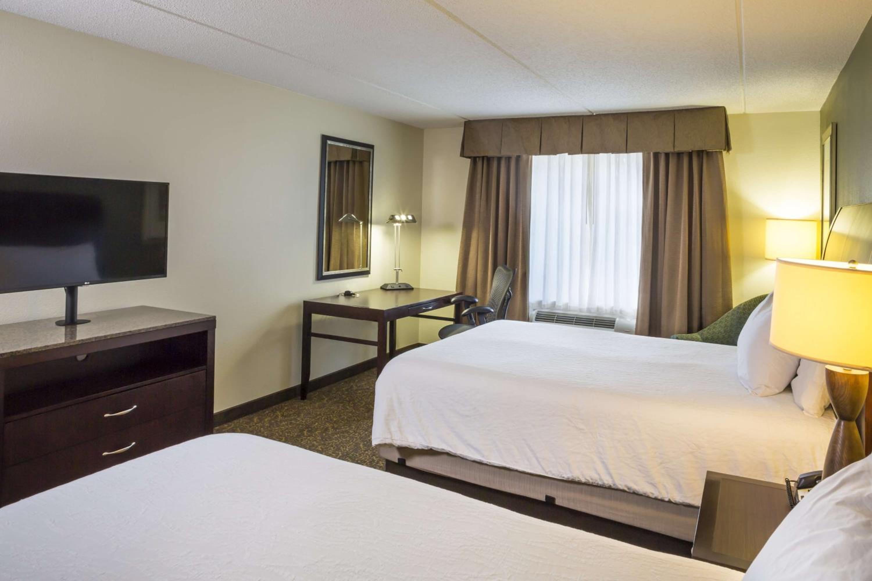 Queen Room with Two Queen Beds - Photo 4