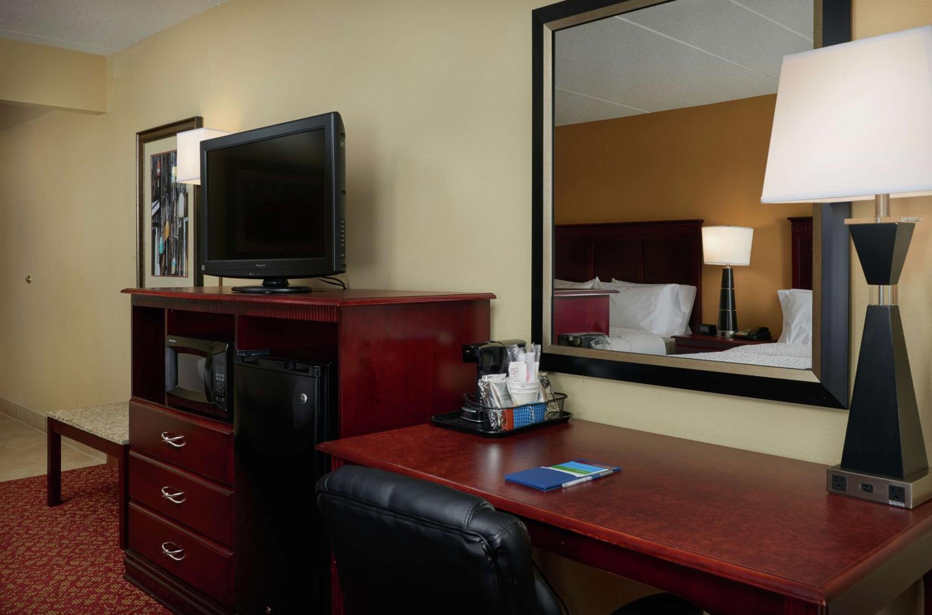 Queen Room with Two Queen Beds (4 Adults) - Photo 1