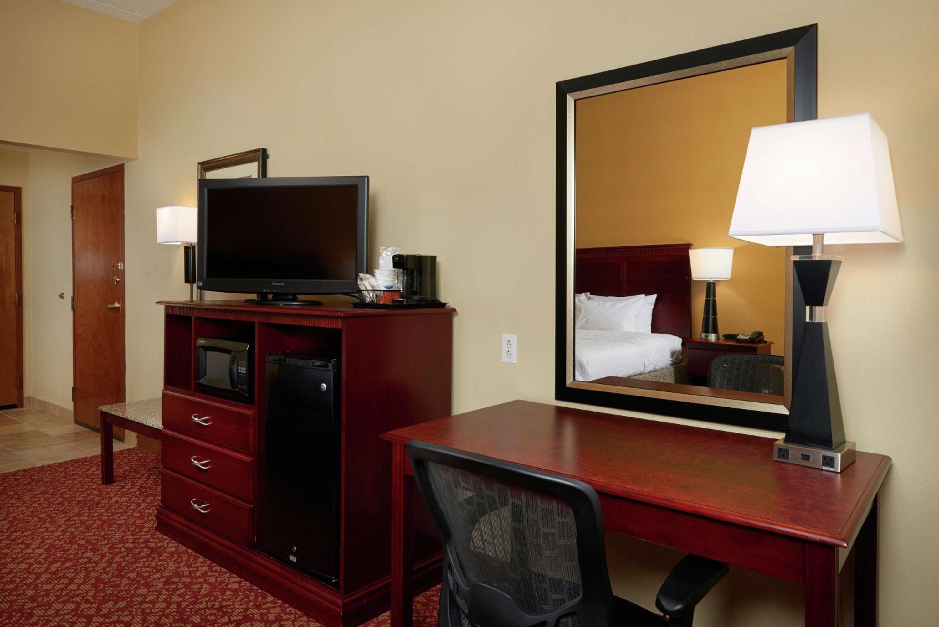 King Room with King Bed - Non-Smoking - Photo 1