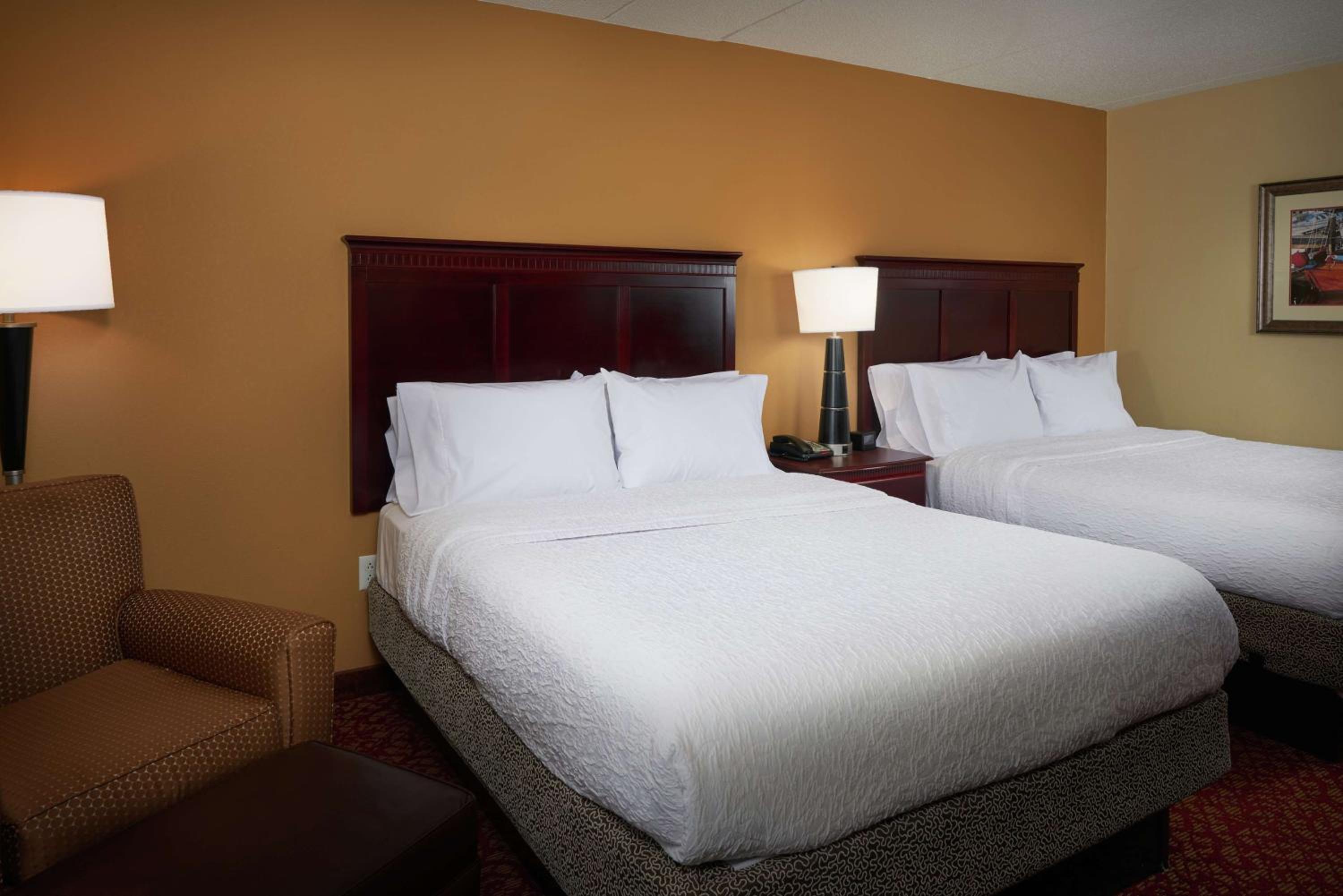 Queen Room with Two Queen Beds (4 Adults) - Photo 4