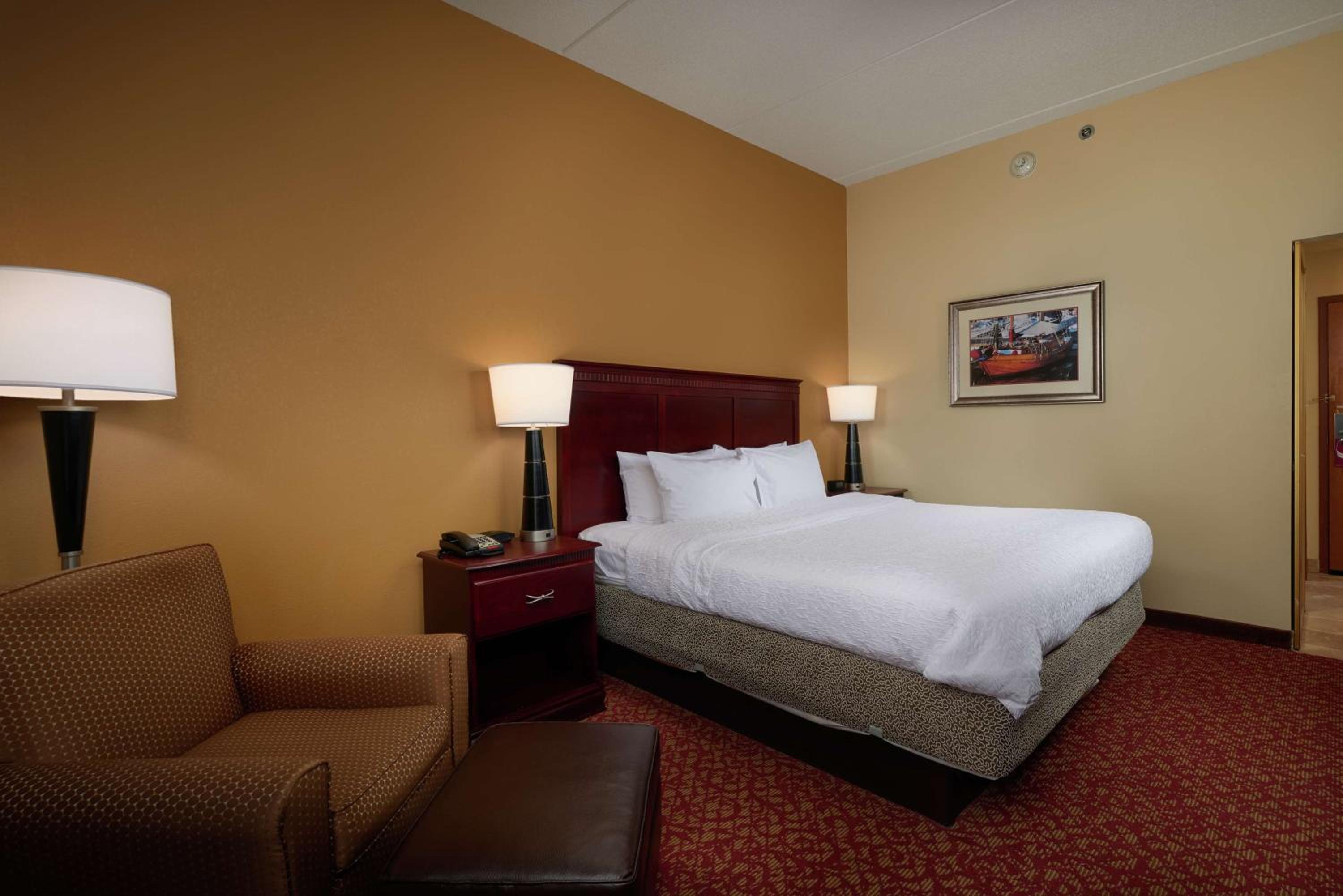 King Room with King Bed - Non-Smoking - Photo 3