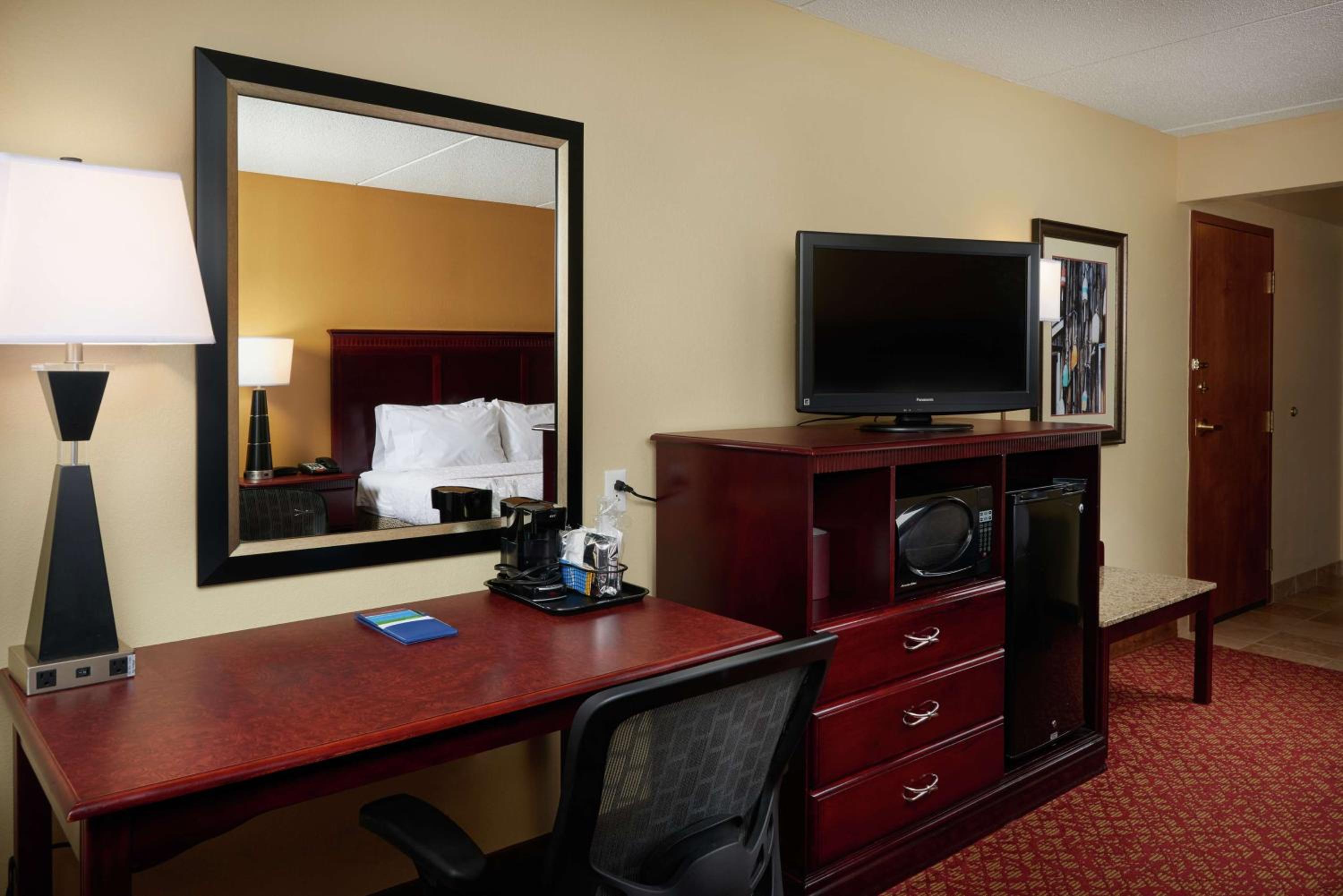 King Room with Sofa Bed - Non-Smoking - Photo 2