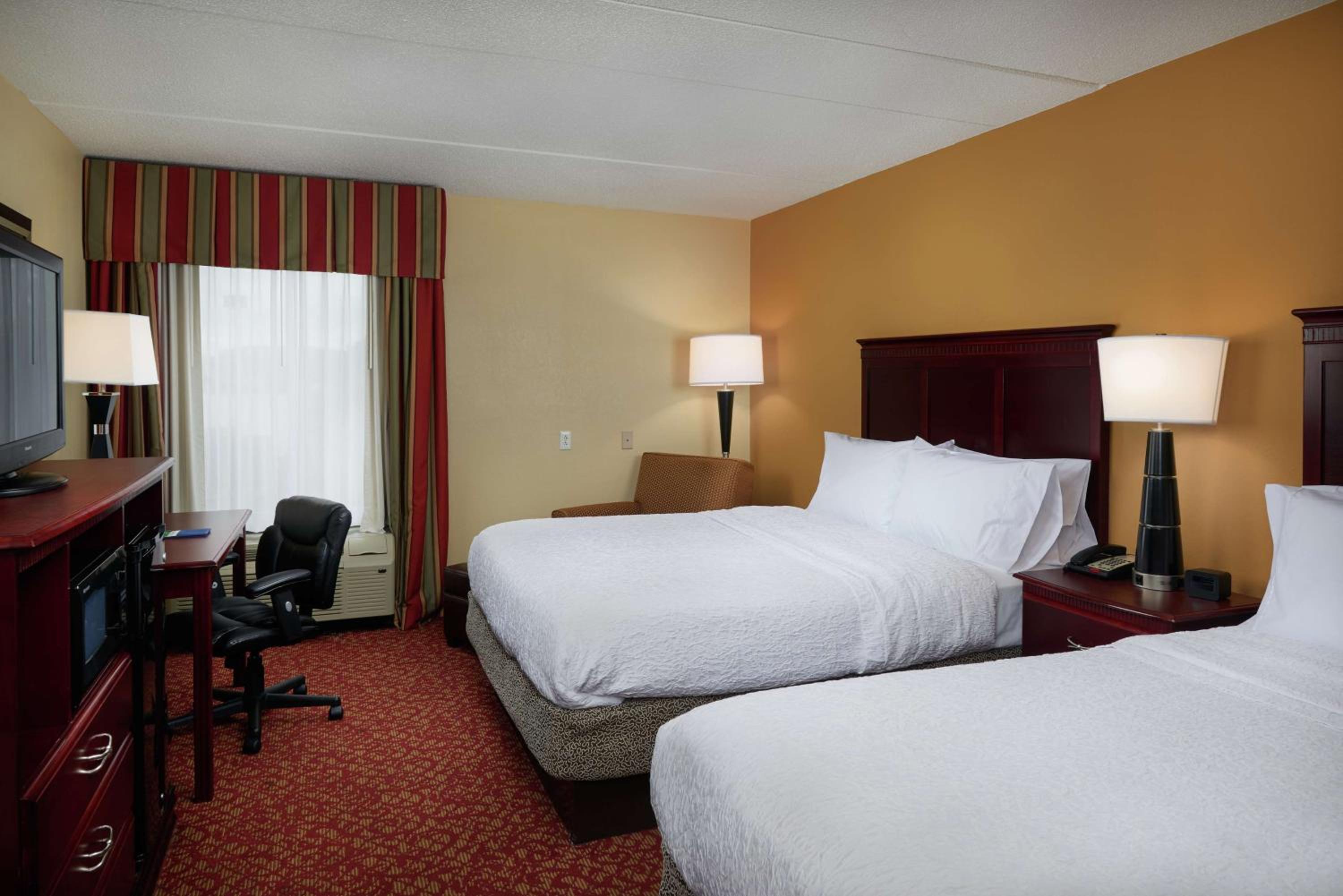 Queen Room with Two Queen Beds (4 Adults) - Photo 3