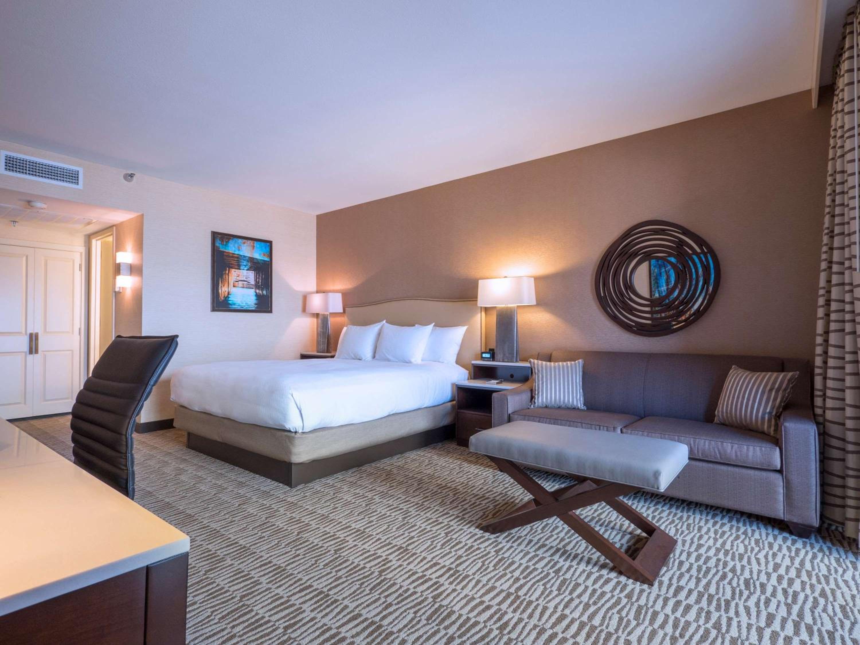 King Room with Sofa Bed - Photo 3