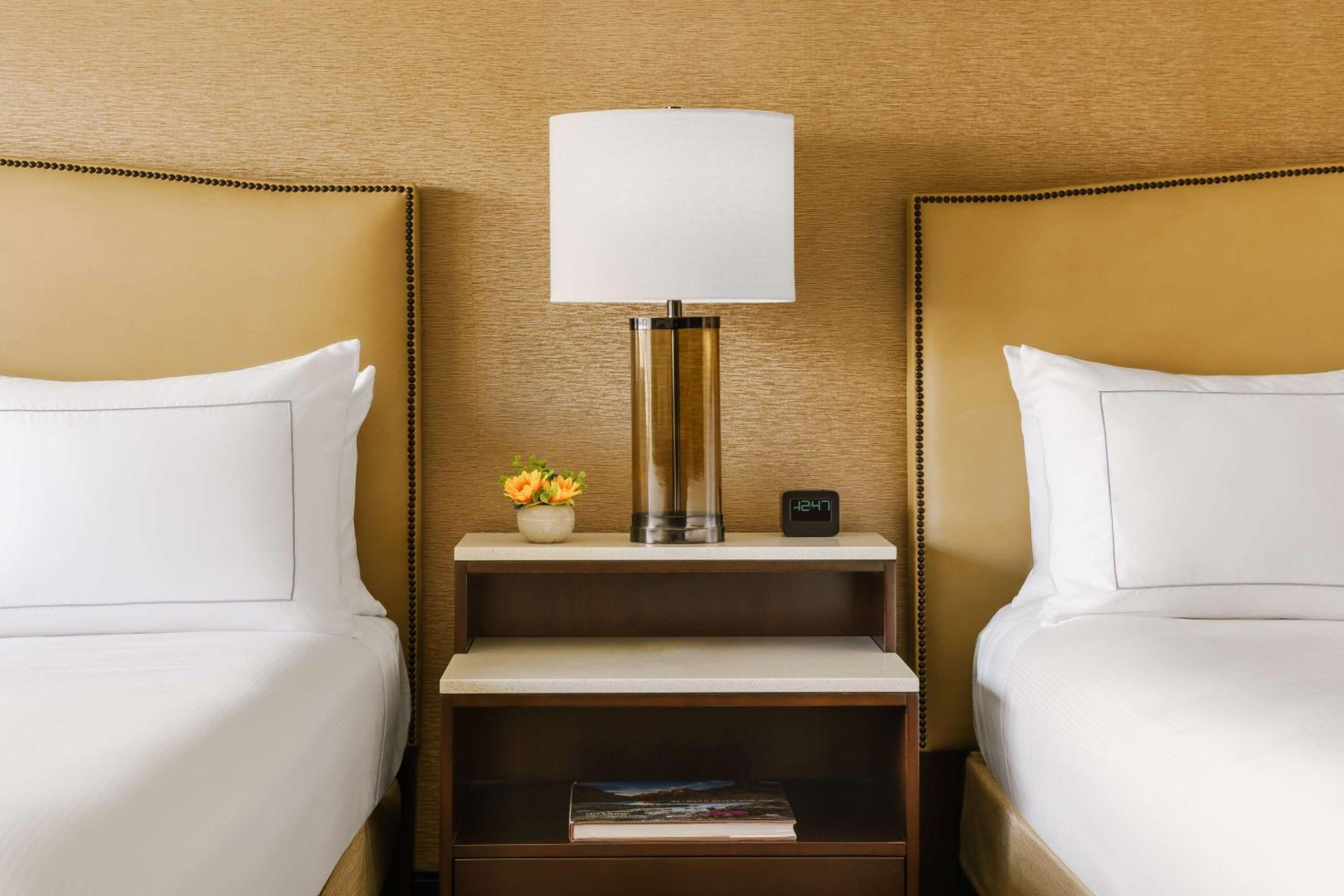 Standard Queen Room with Two Queen Beds - Photo 6