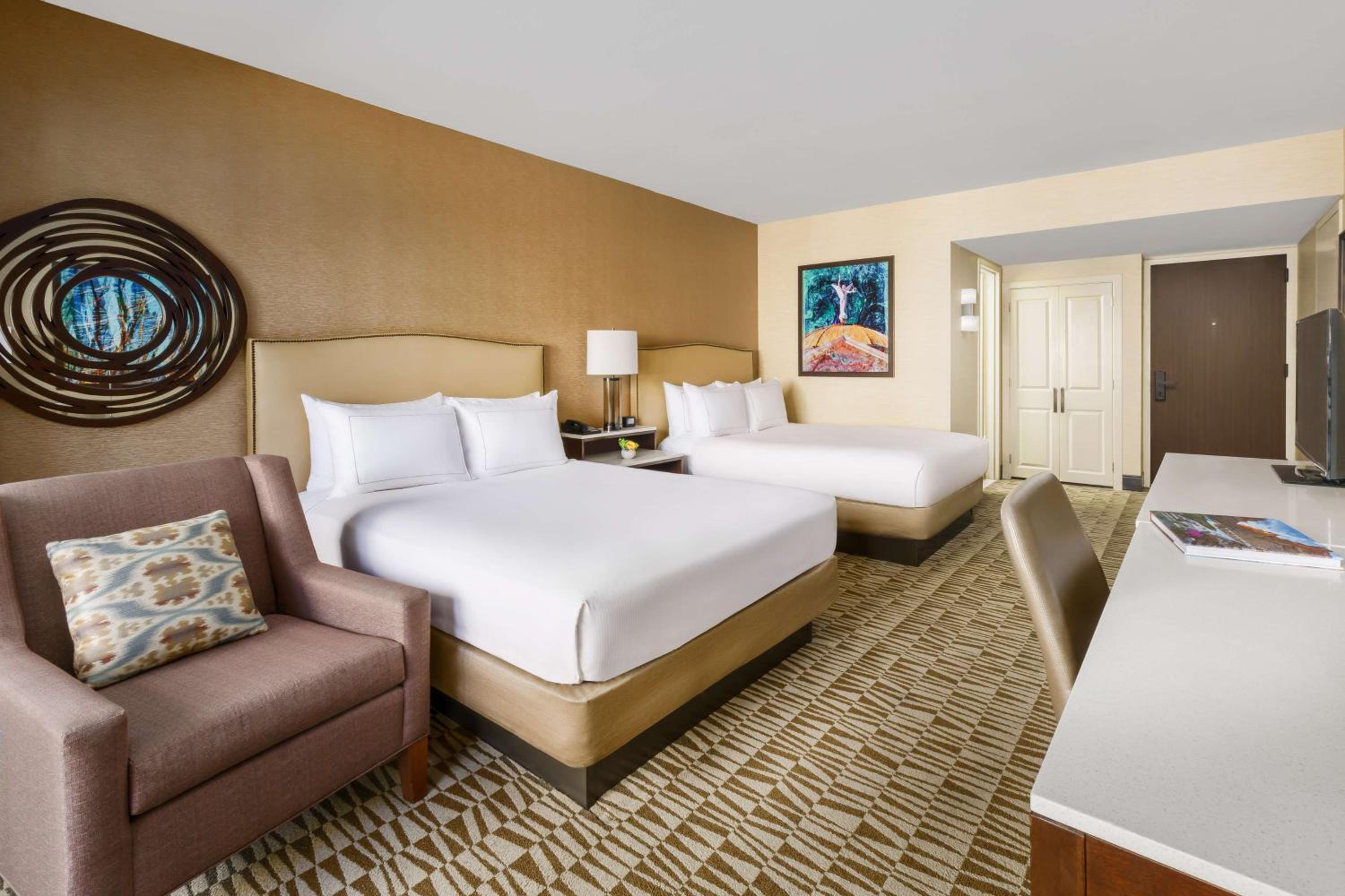 Standard Queen Room with Two Queen Beds - Photo 7