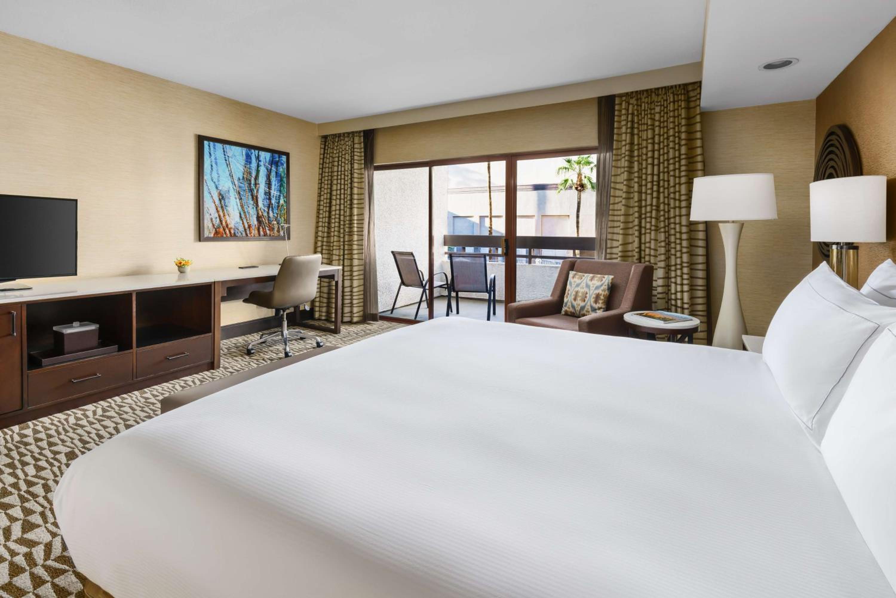 Standard King Room - Photo 7
