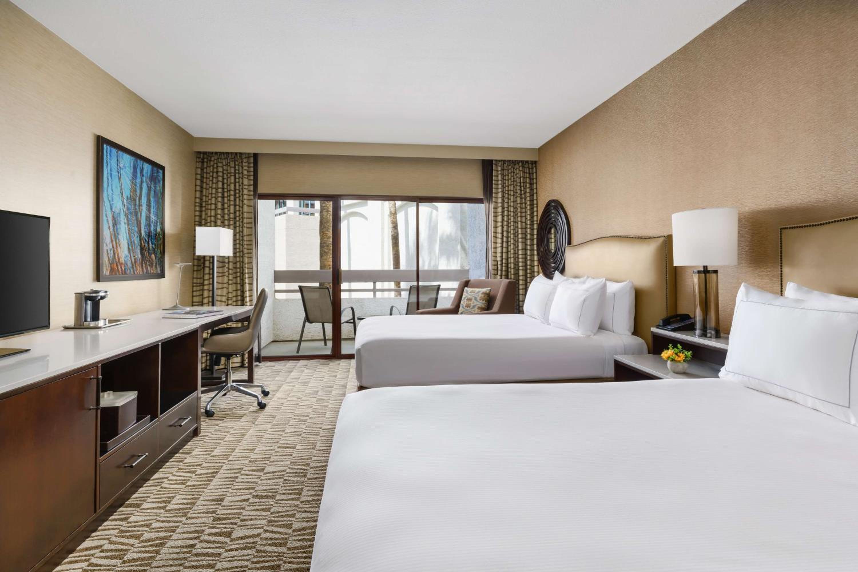 Standard Queen Room with Two Queen Beds - Photo 3
