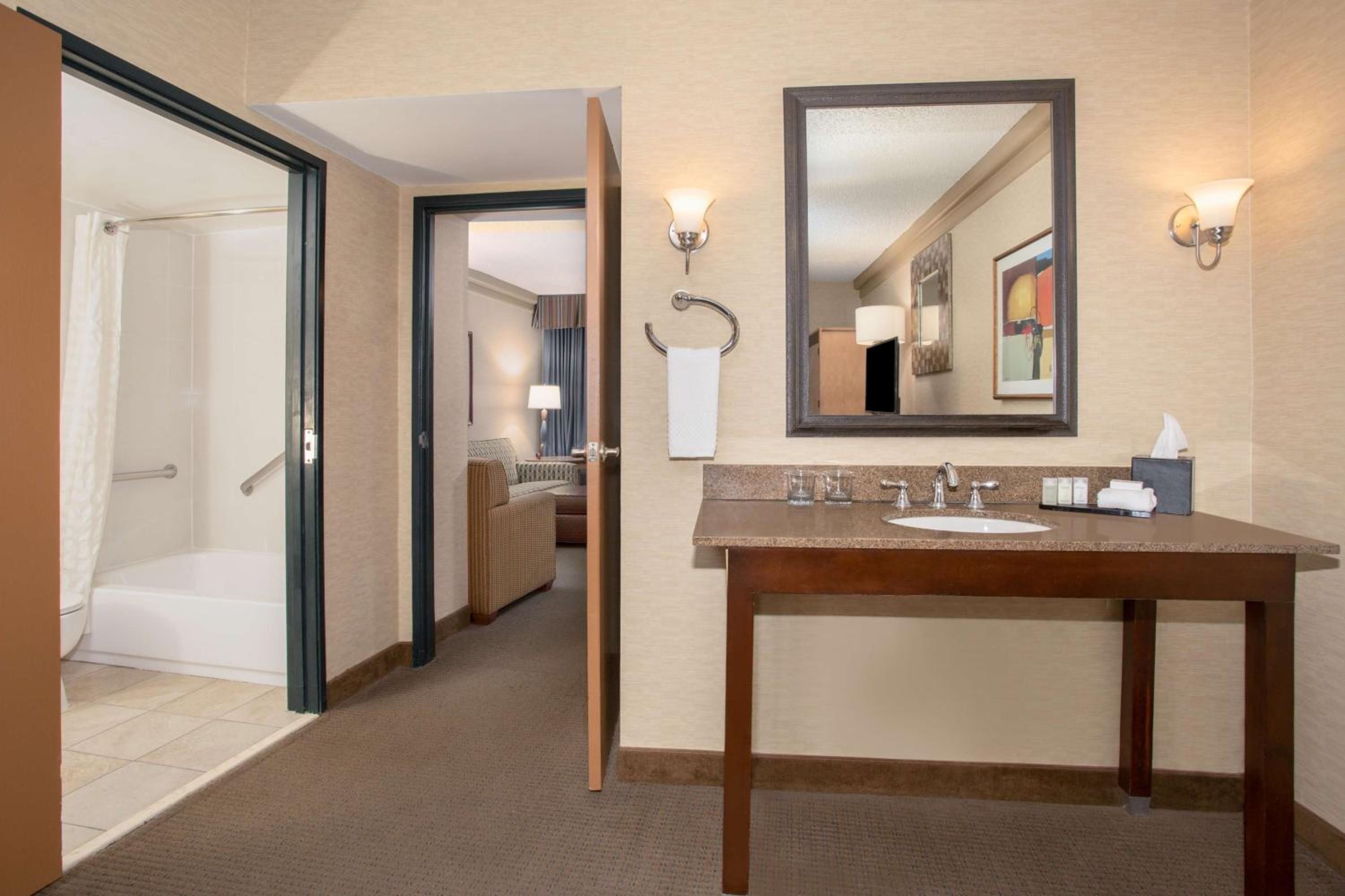 One-Bedroom King Suite with Mobility Accessible Tub - Photo 3