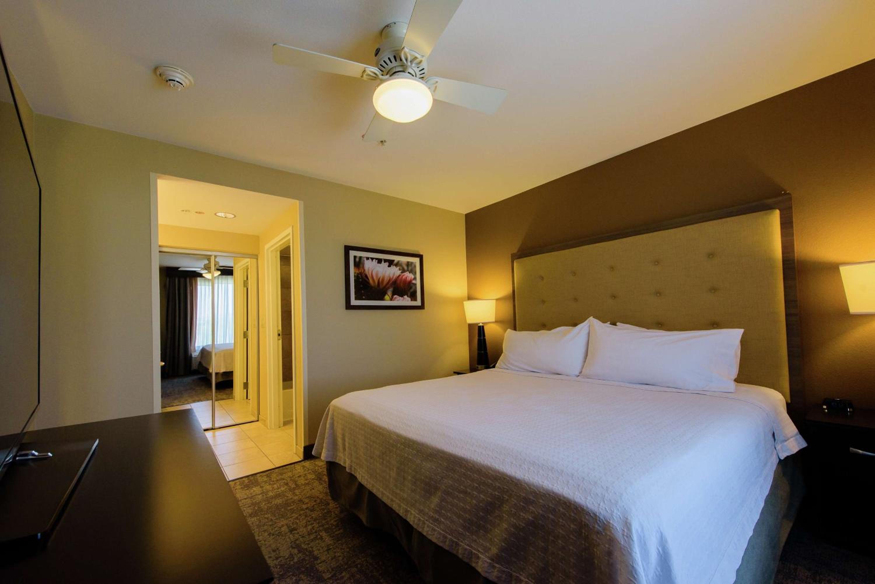 One-Bedroom King Suite - Non-Smoking - Photo 6