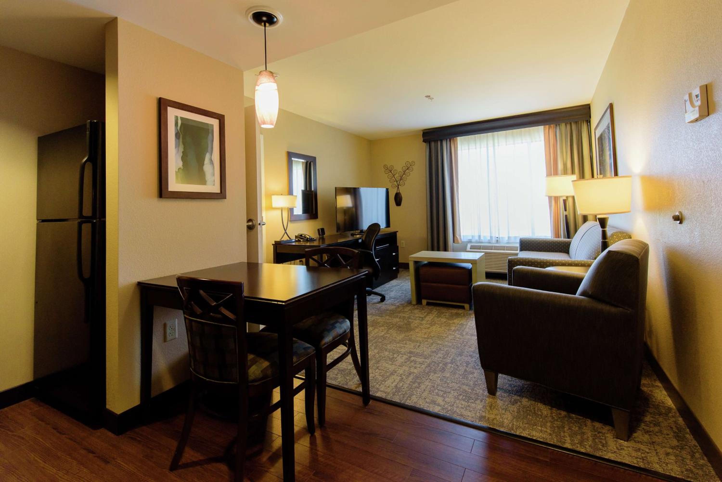 One-Bedroom King Suite - Non-Smoking - Photo 2