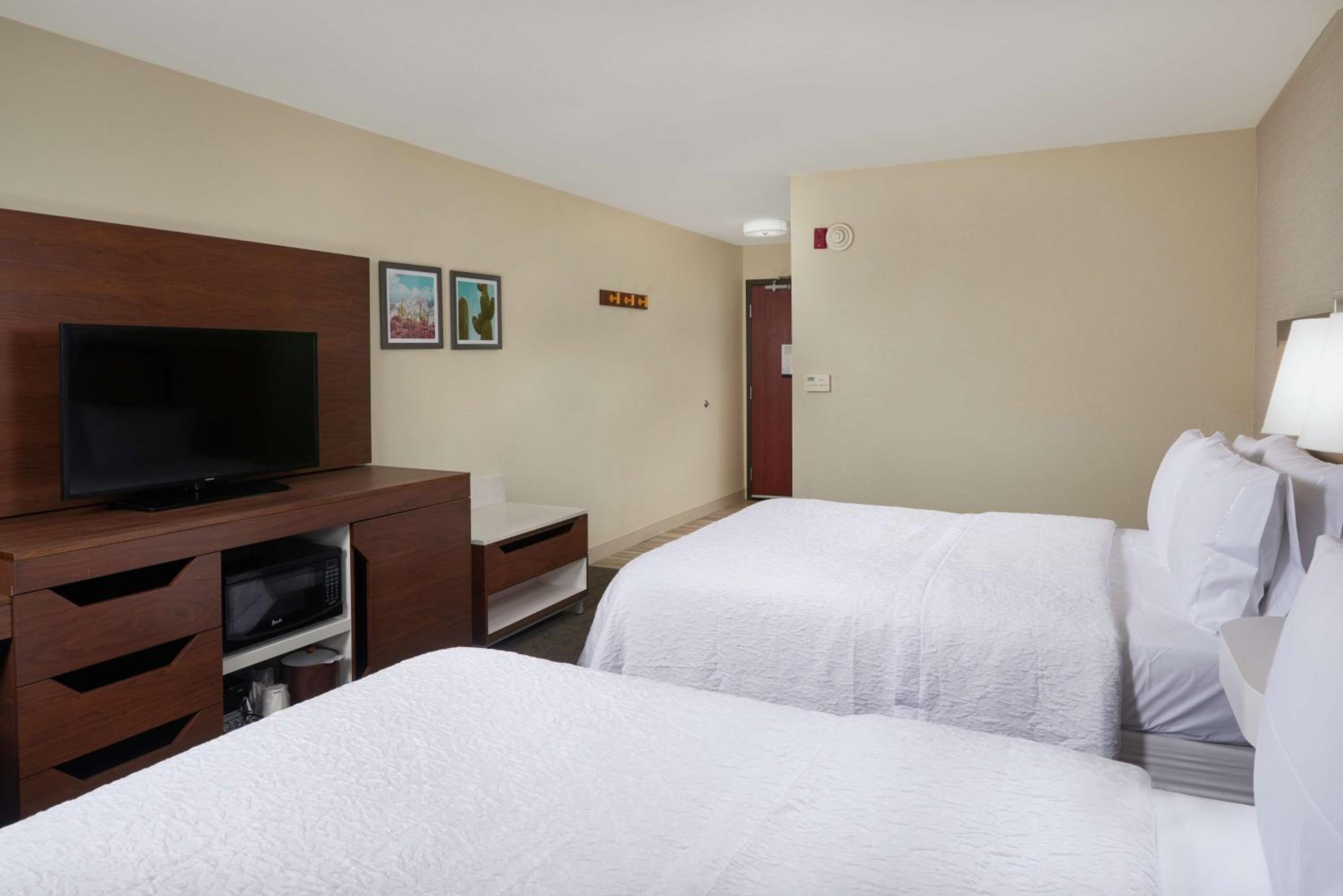 Room with Two Queen Beds - Non-Smoking - Photo 3