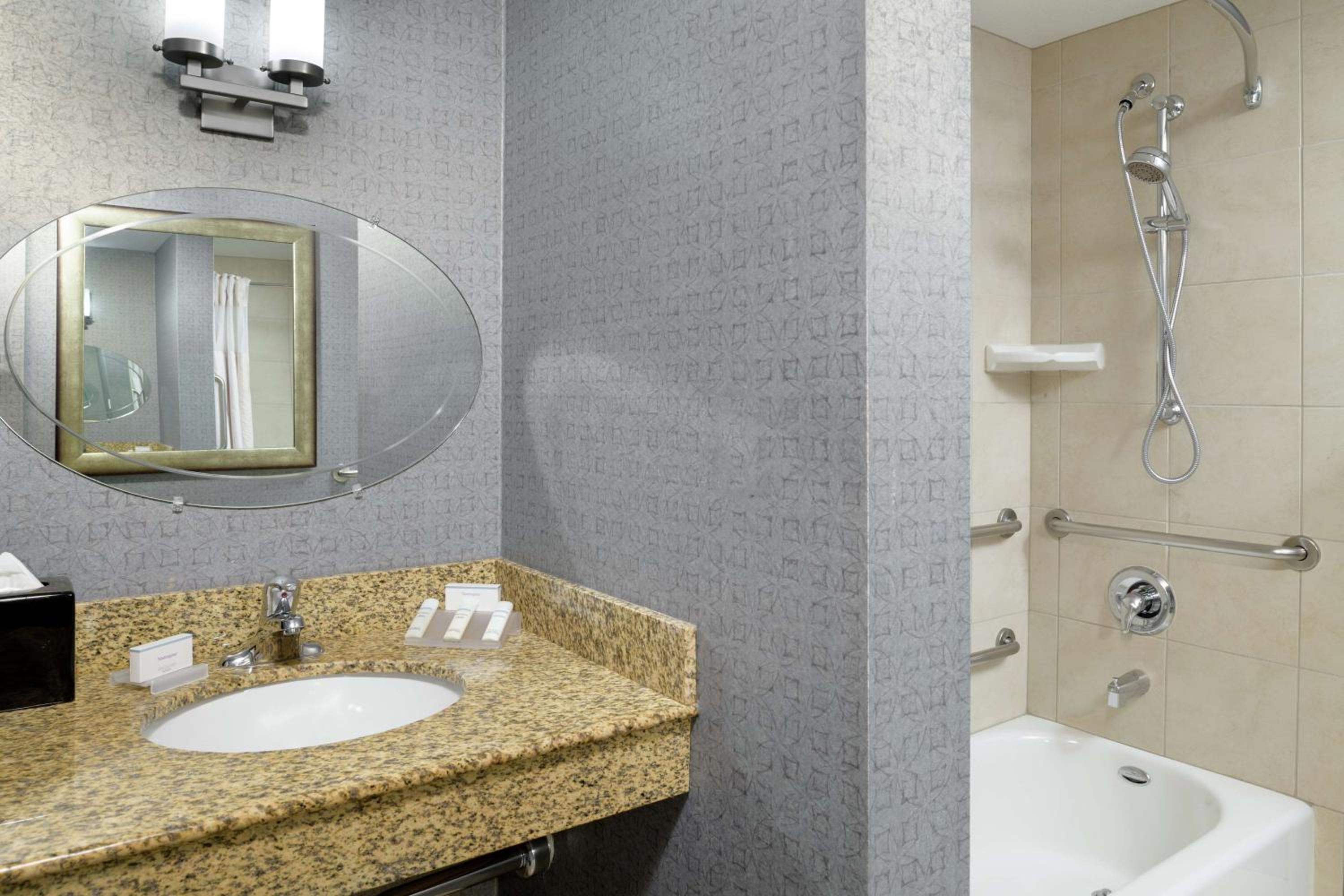 King Room with Roll-In Shower - Mobility Access - Photo 2