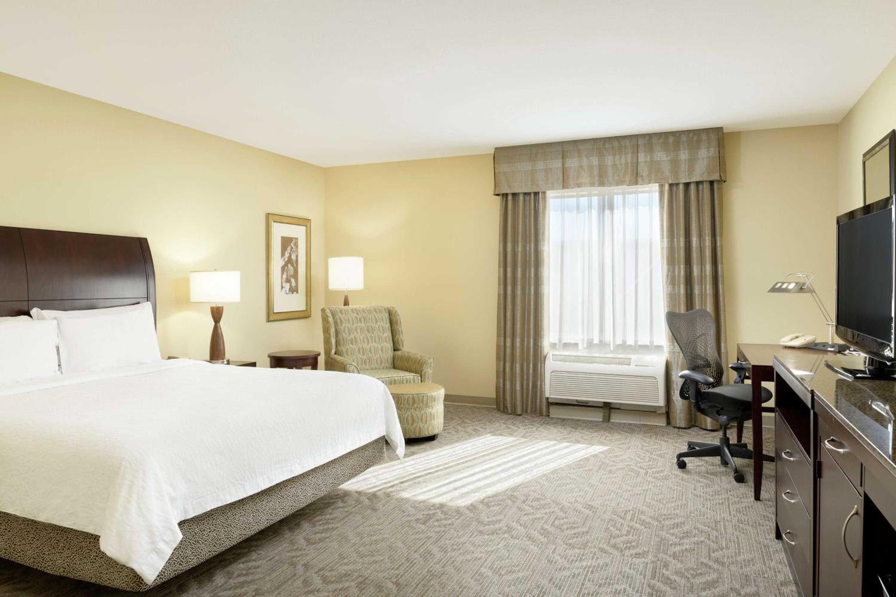 King Room with Accessible Tub - Mobility Access - Photo 2