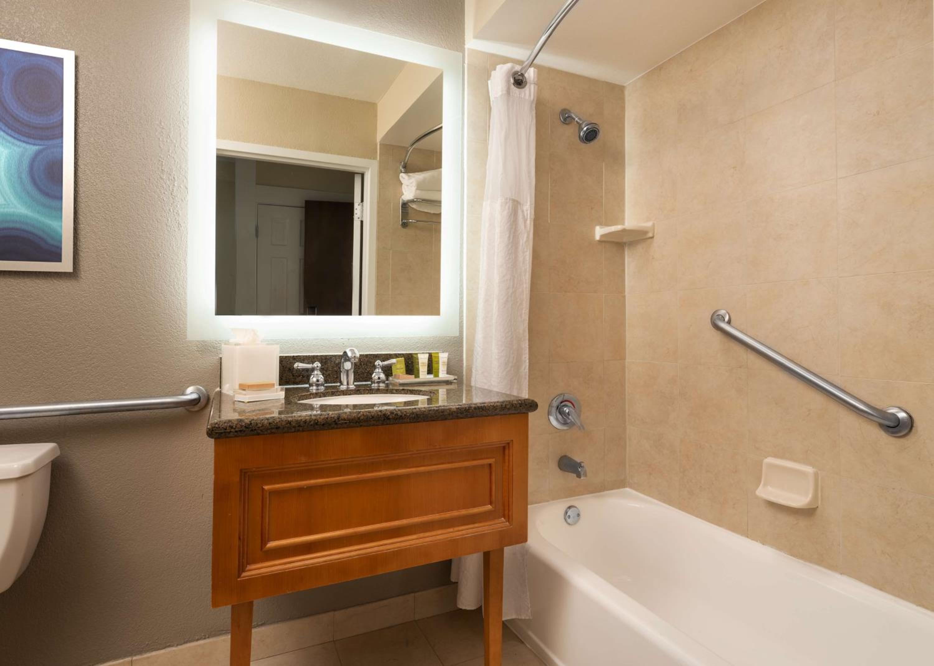 Double Room with Two Double Beds and Bath Tub - Disability Access - Photo 4
