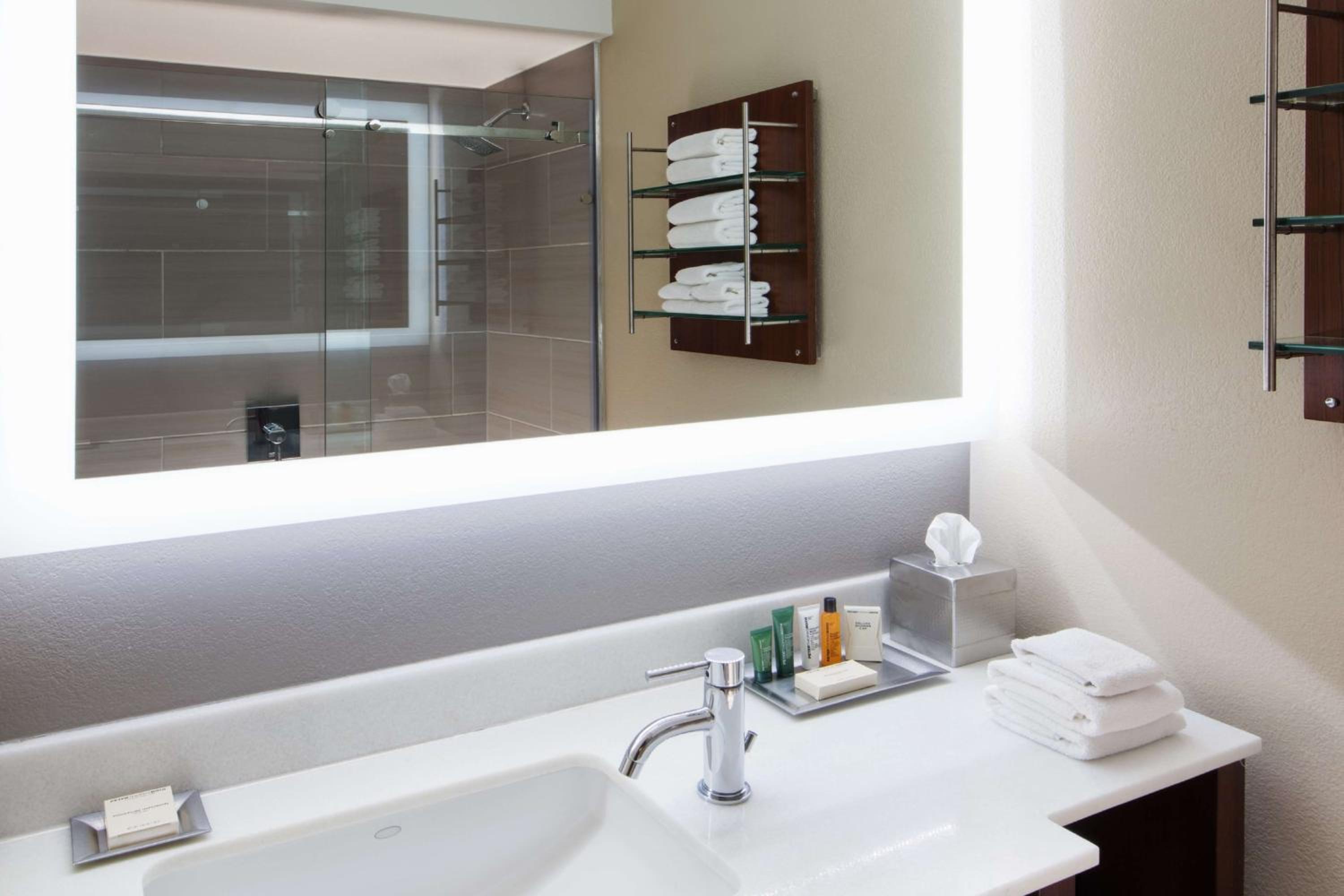 Double Room with Two Double Beds and Harbor View - Photo 3