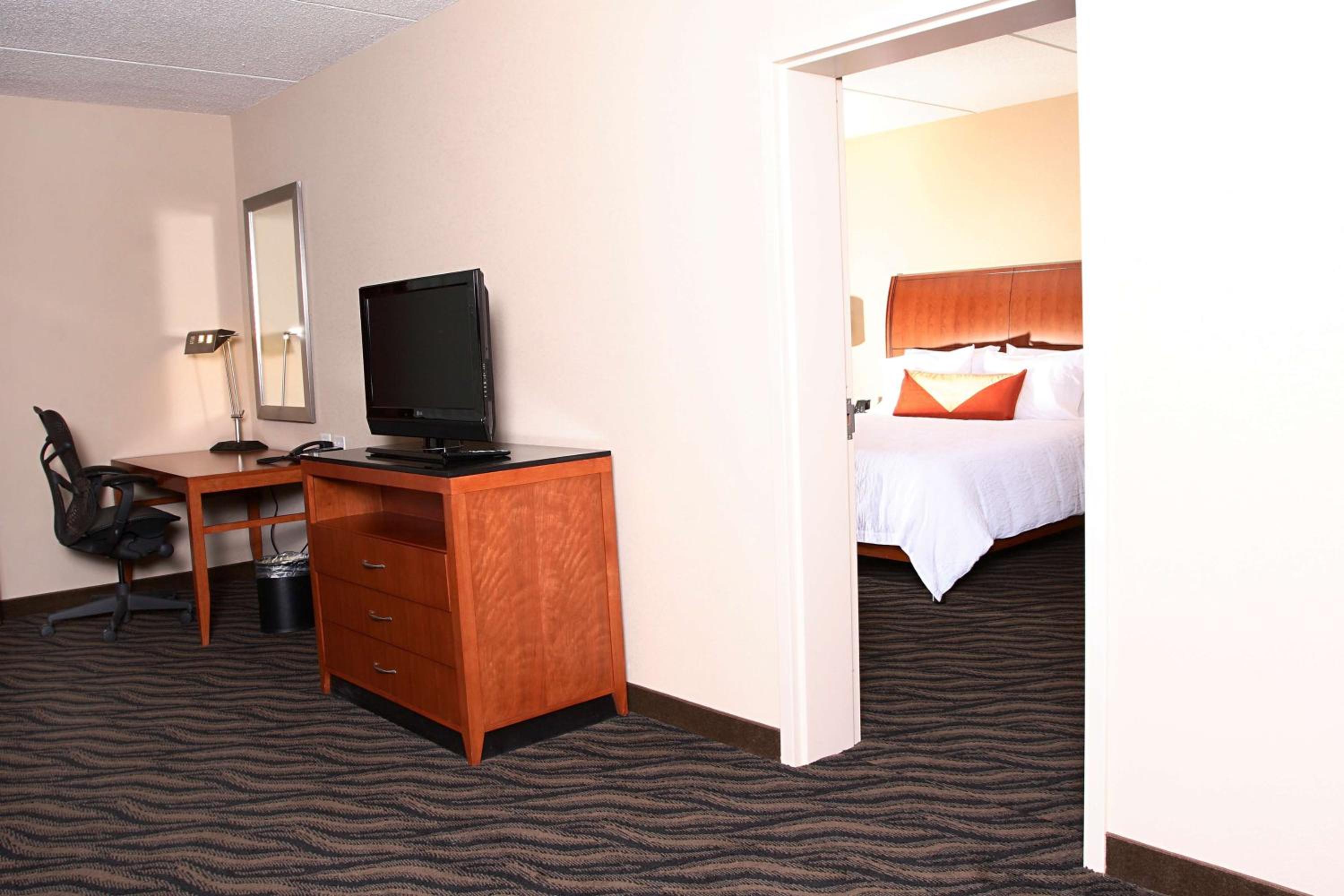 Deluxe King Suite with Shower - Mobility and Hearing Access - Photo 2