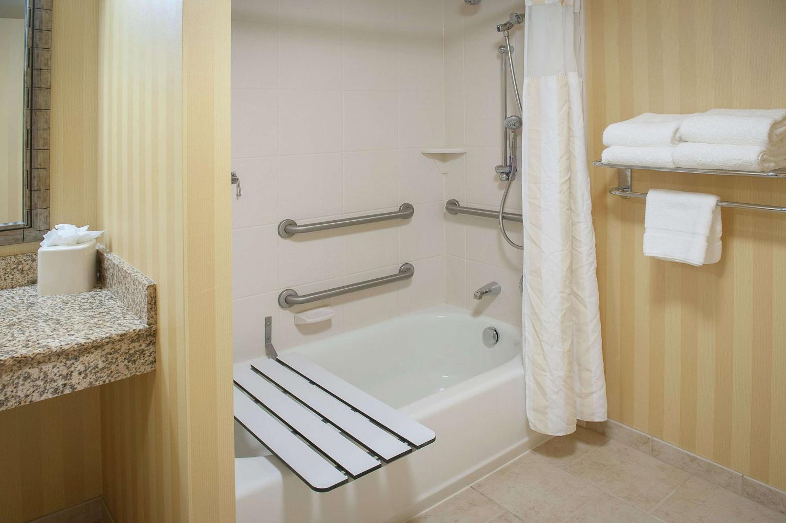 Queen Room with Two Queen Beds and Accessible Tub - Mobility Access - Photo 2