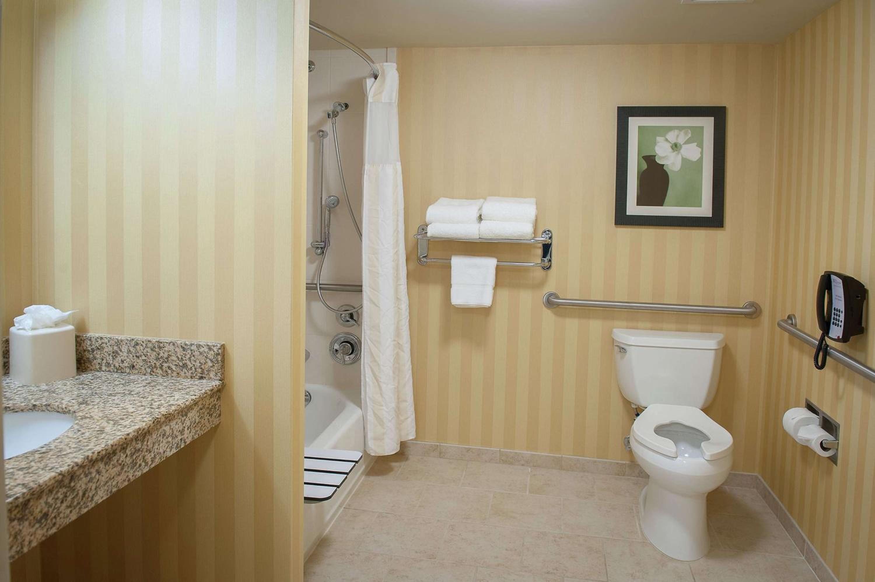 Queen Room with Two Queen Beds and Accessible Tub - Mobility Access - Photo 4