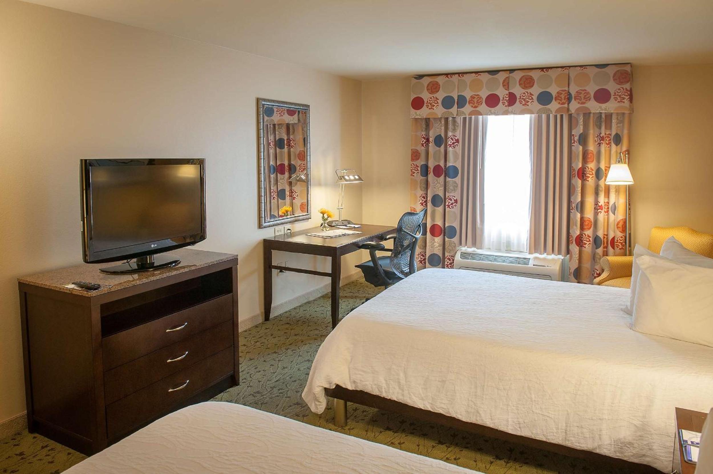 Queen Room with Two Queen Beds - Photo 4