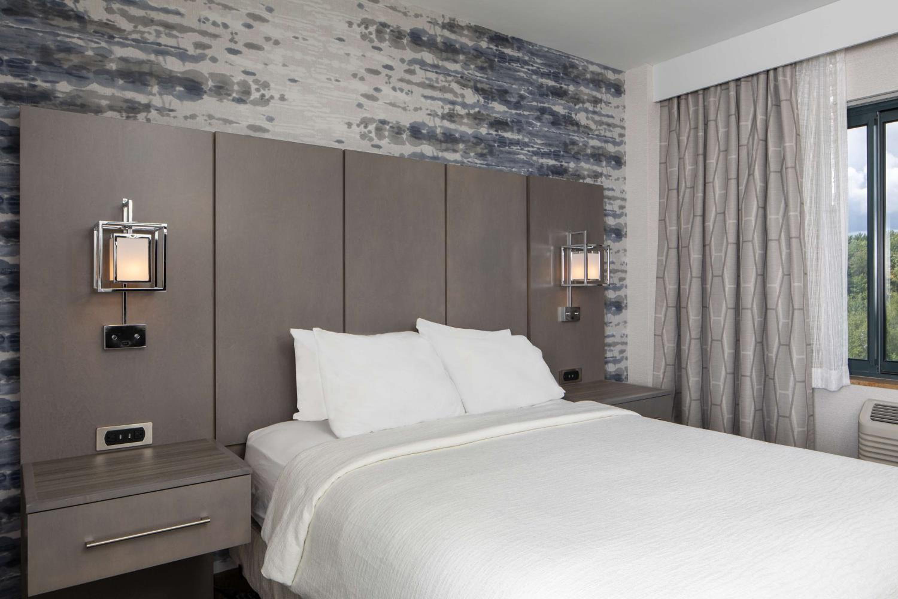 One-Bedroom Queen Suite with Roll-In Shower - Mobility Accessible/Non-Smoking - Photo 6