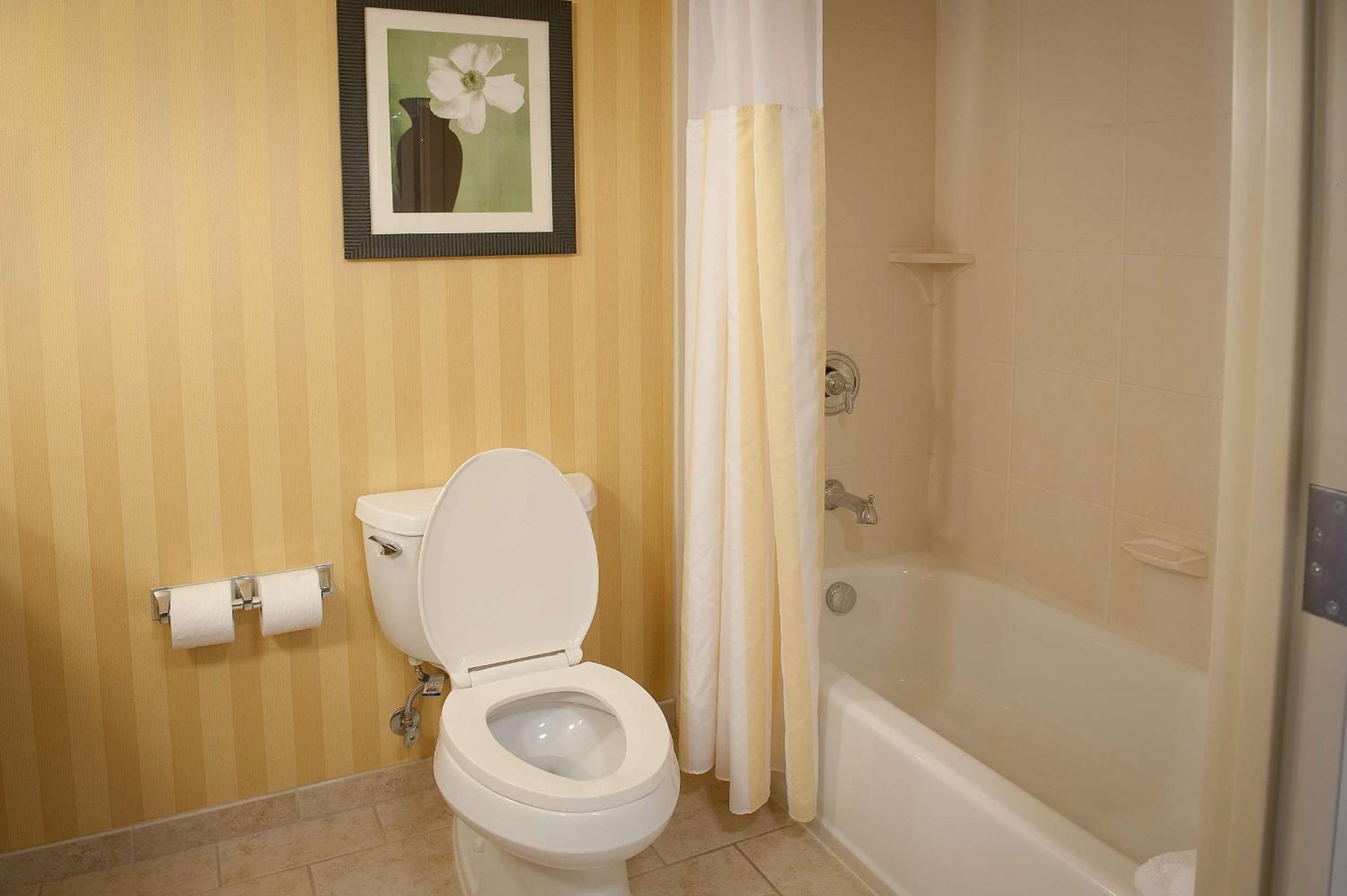 Queen Room with Two Queen Beds - Photo 3