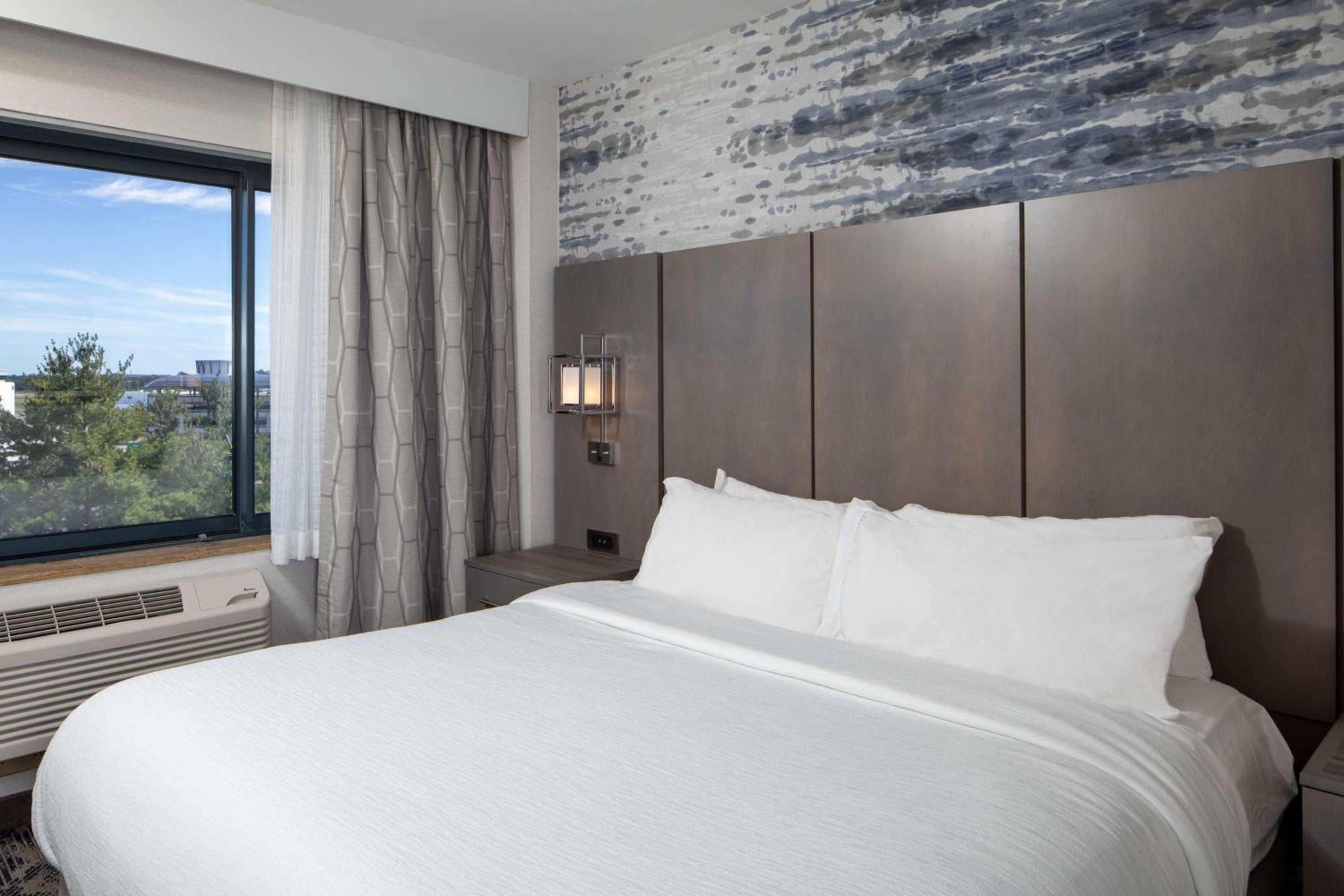 King Suite with Airport View - Photo 4