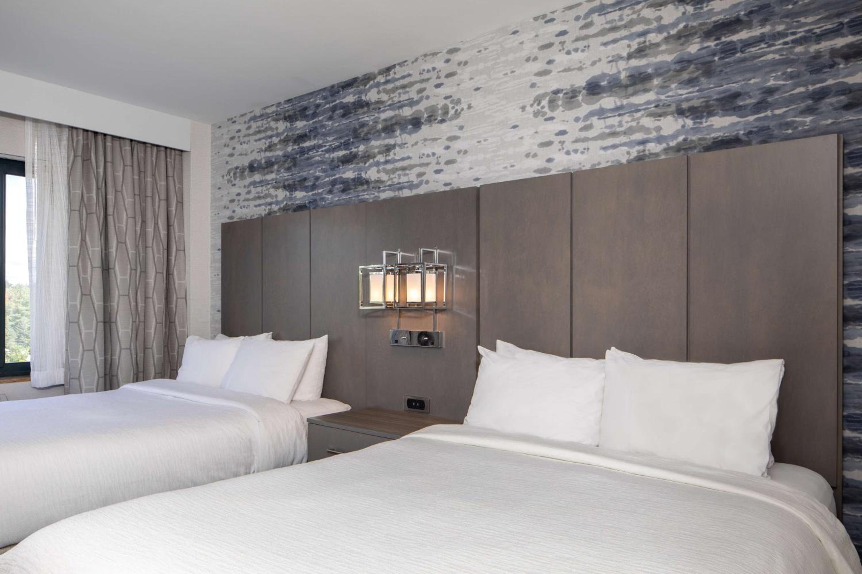 Premium Queen Suite with Two Queen Beds - Non-Smoking - Photo 3