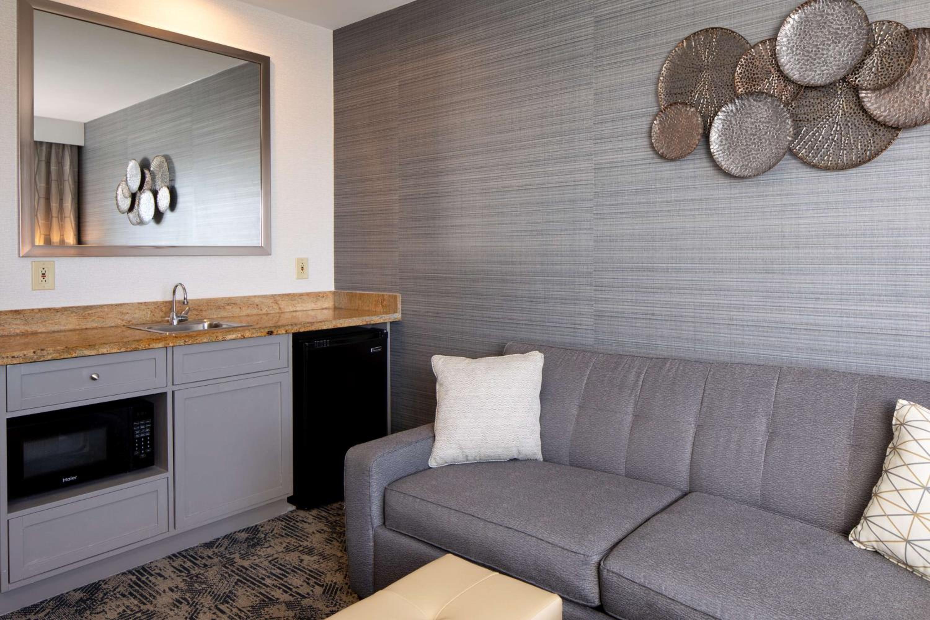 King Suite with Airport View - Photo 2
