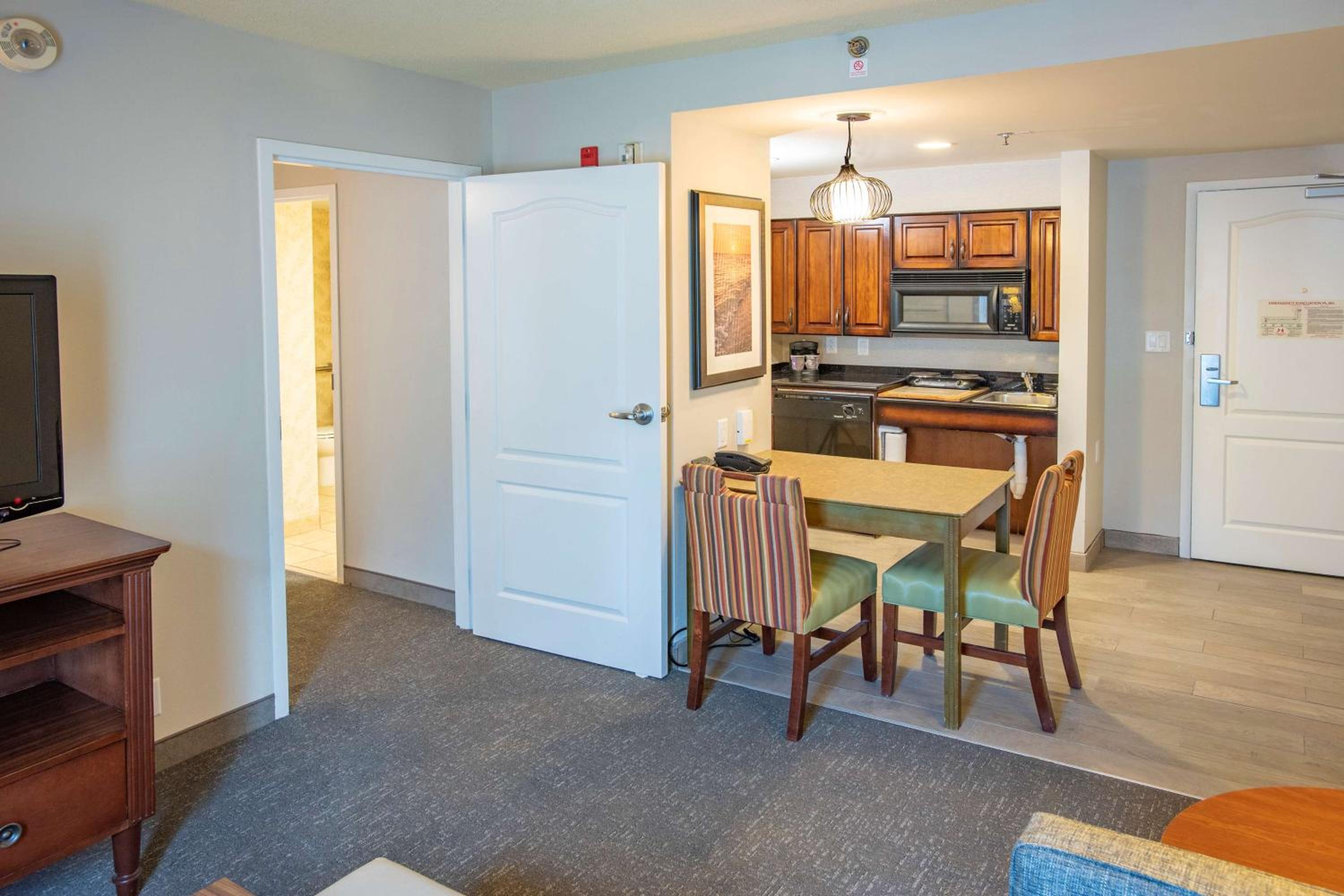 King Suite With Accessible Tub - Mobility And Hearing Access/Non-Smoking, photo 6