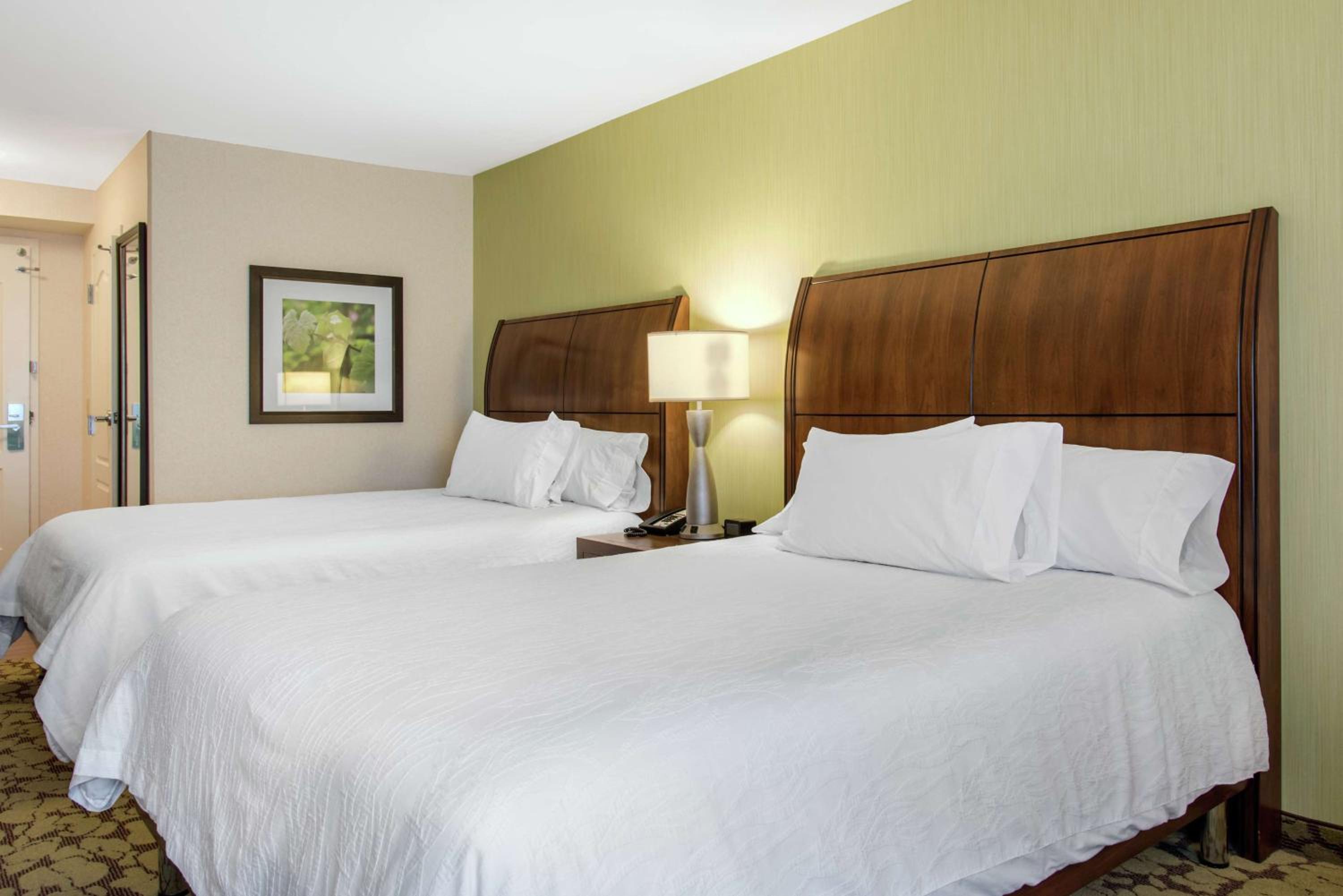 Queen Room with Two Queen Beds - Photo 4