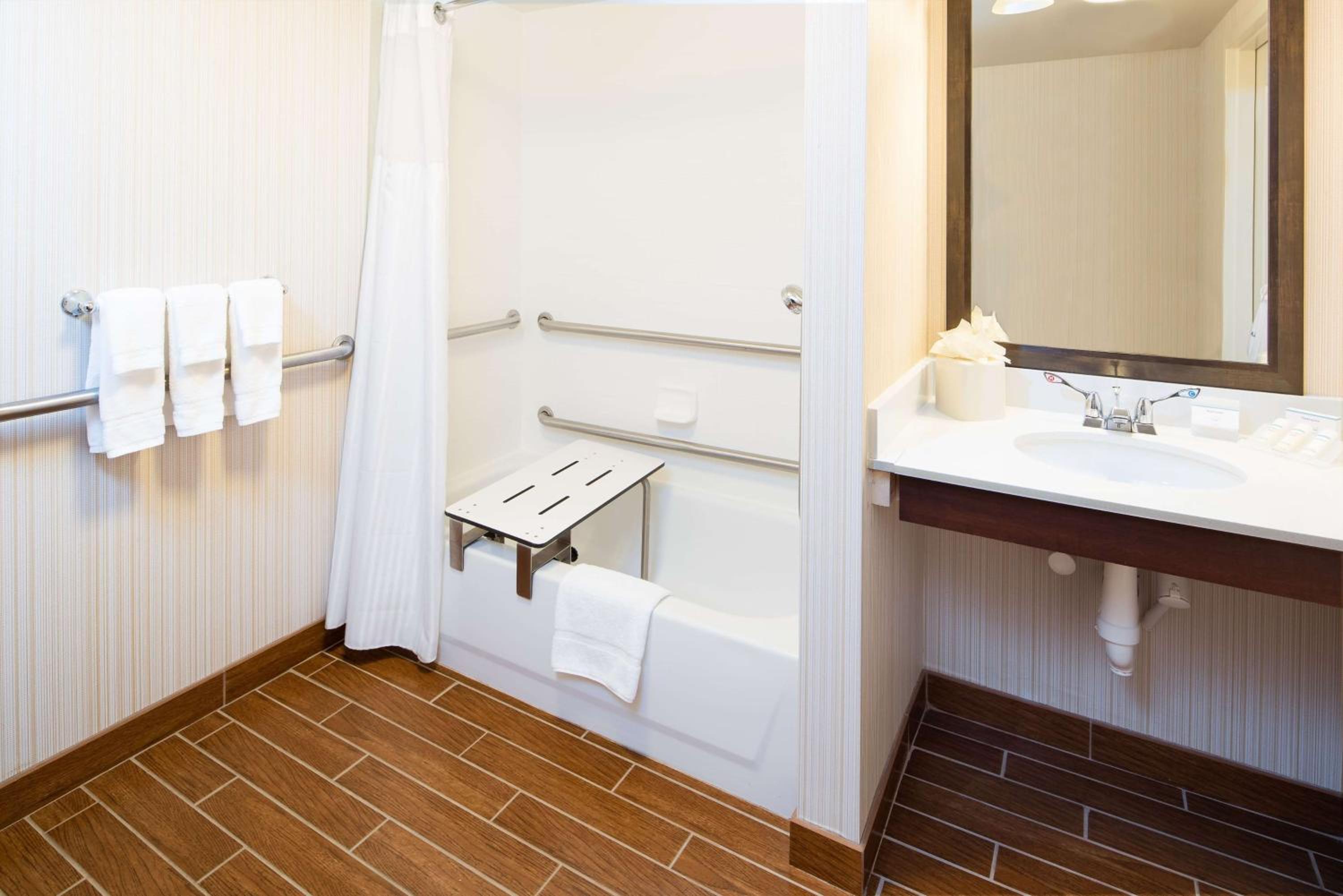 Queen Room with Two Queen Beds and Bath Tub - Mobility/Hearing Accessible - Photo 4
