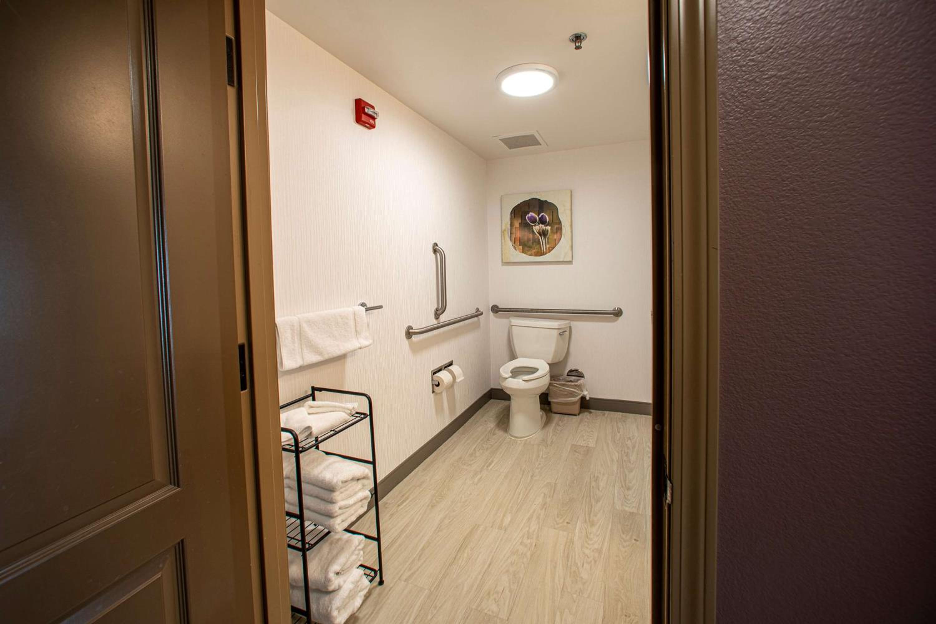 Queen Room with Two Queen Beds and Accessible Tub - Mobility Access - Photo 5